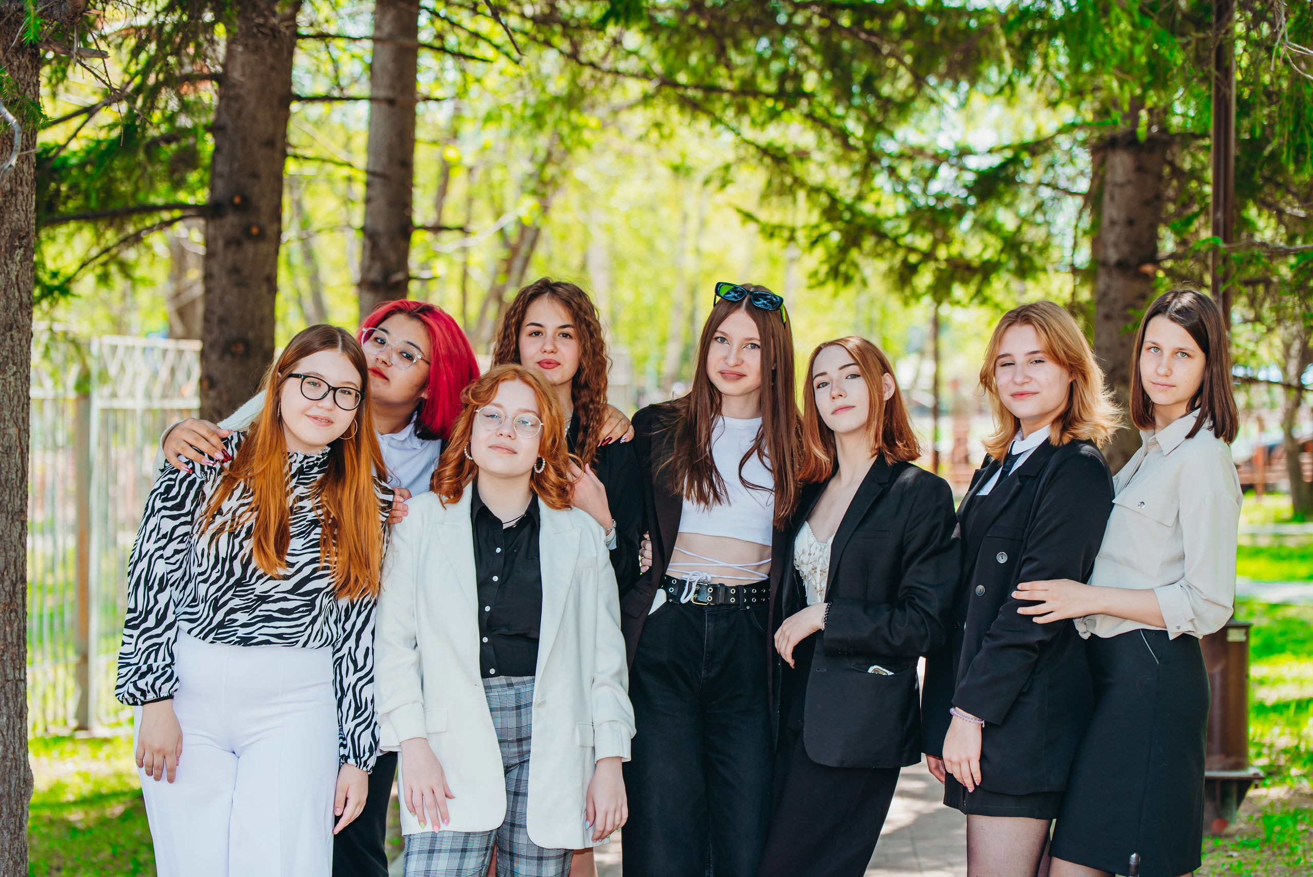 Девочки с одноклассницами на фотосессии выпускного альбома Иркутск