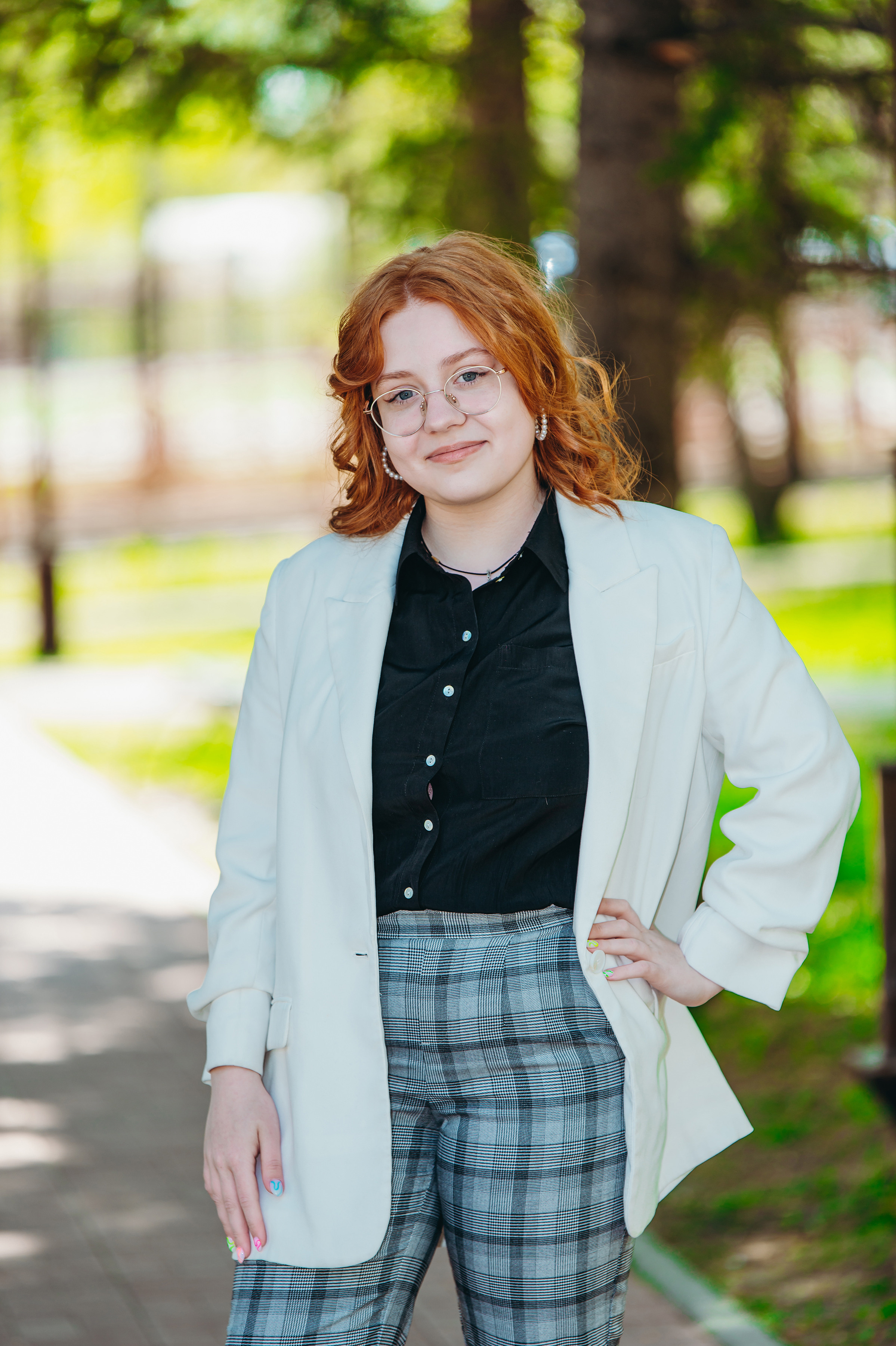 Стильная девушка на фотосессии для выпускного альбома