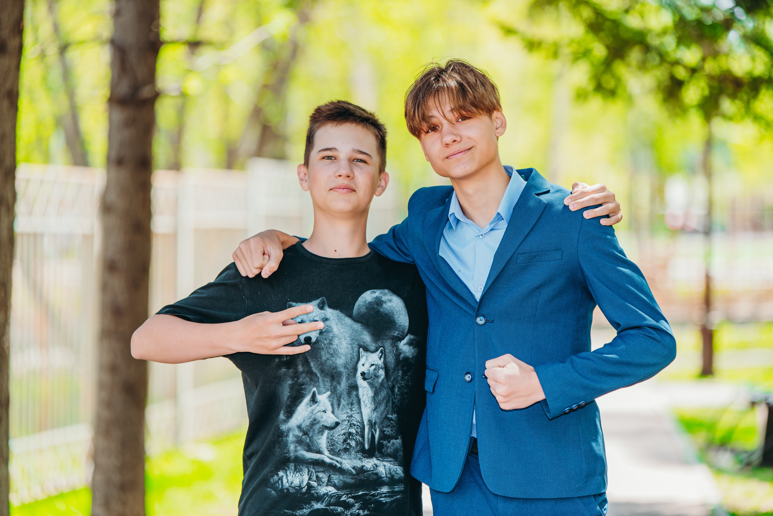 Школьники на фотосессии для выпускной папки в Иркутске