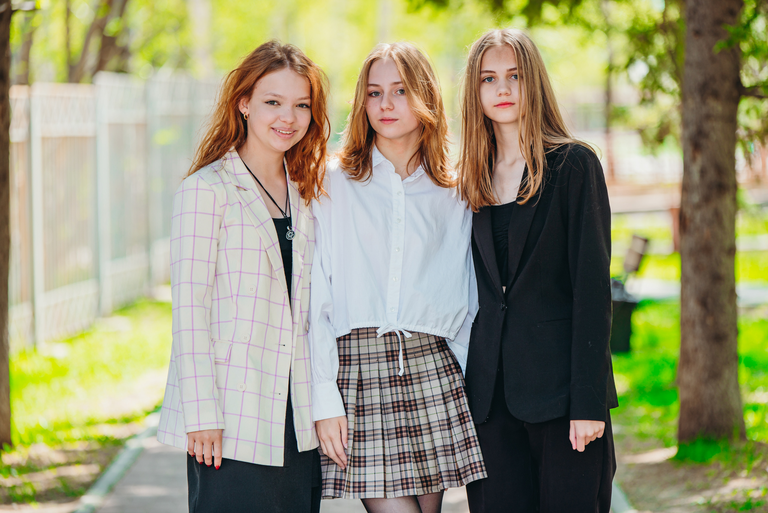 Школьницы на фотосессии для выпускной папки в Иркутске