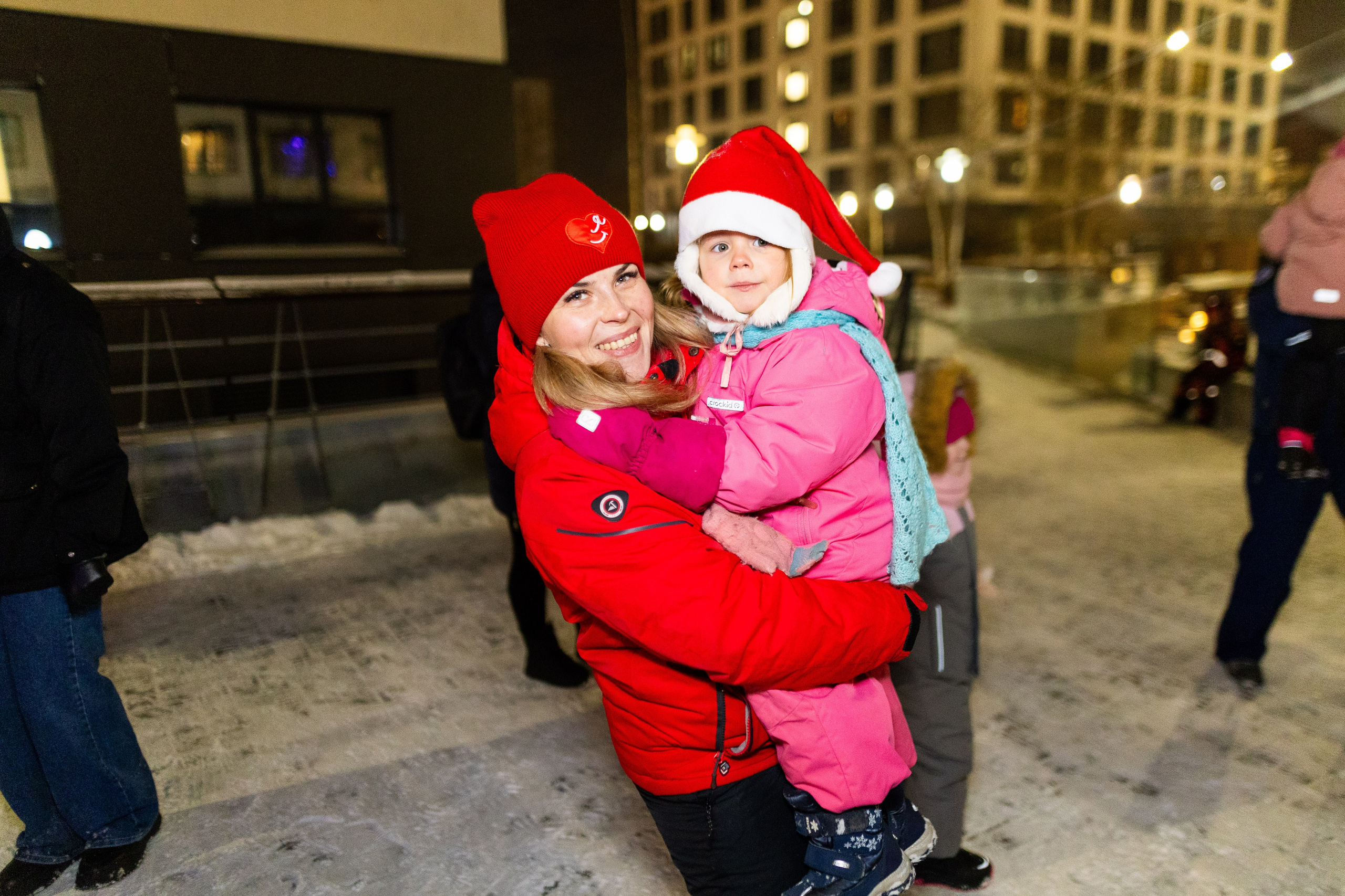 Елка у «Брусники» на Щербакова. Фотограф Родион Нарудинов
