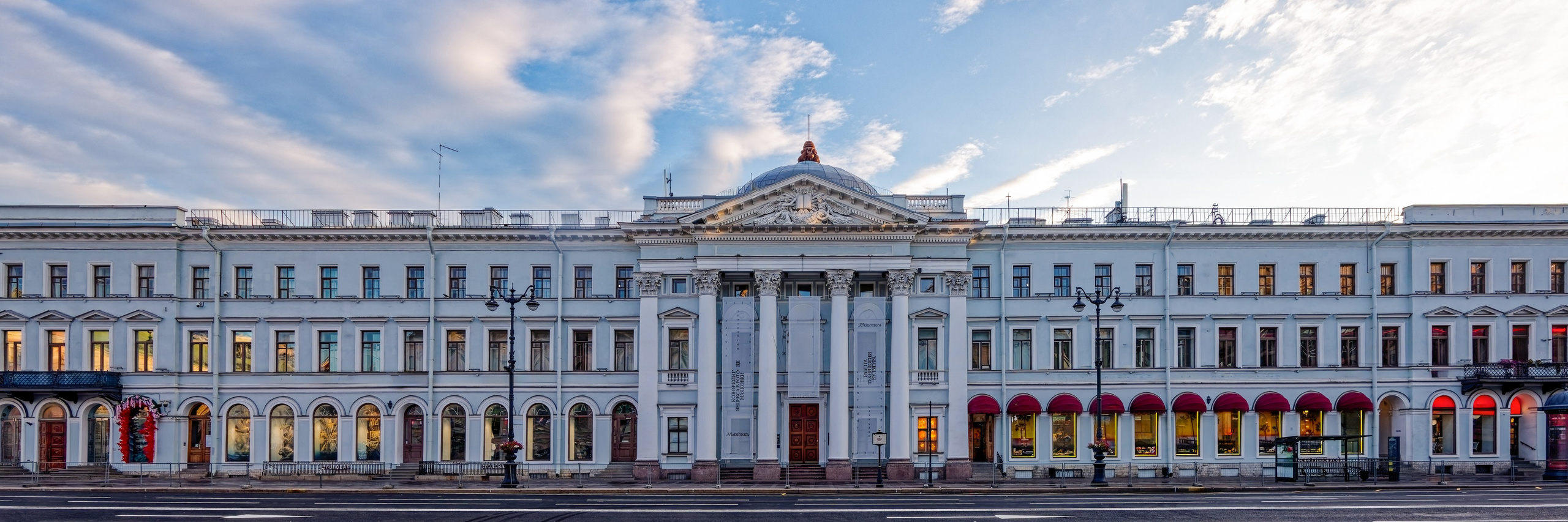 Санкт-Петербург, Невский проспект, дом 20 (набережная реки Мойки, 44). Дом Голландской церкви, 1839 год. Архитектор Павел Петрович (Поль) Жако. ОКНФЗ 781610424120006