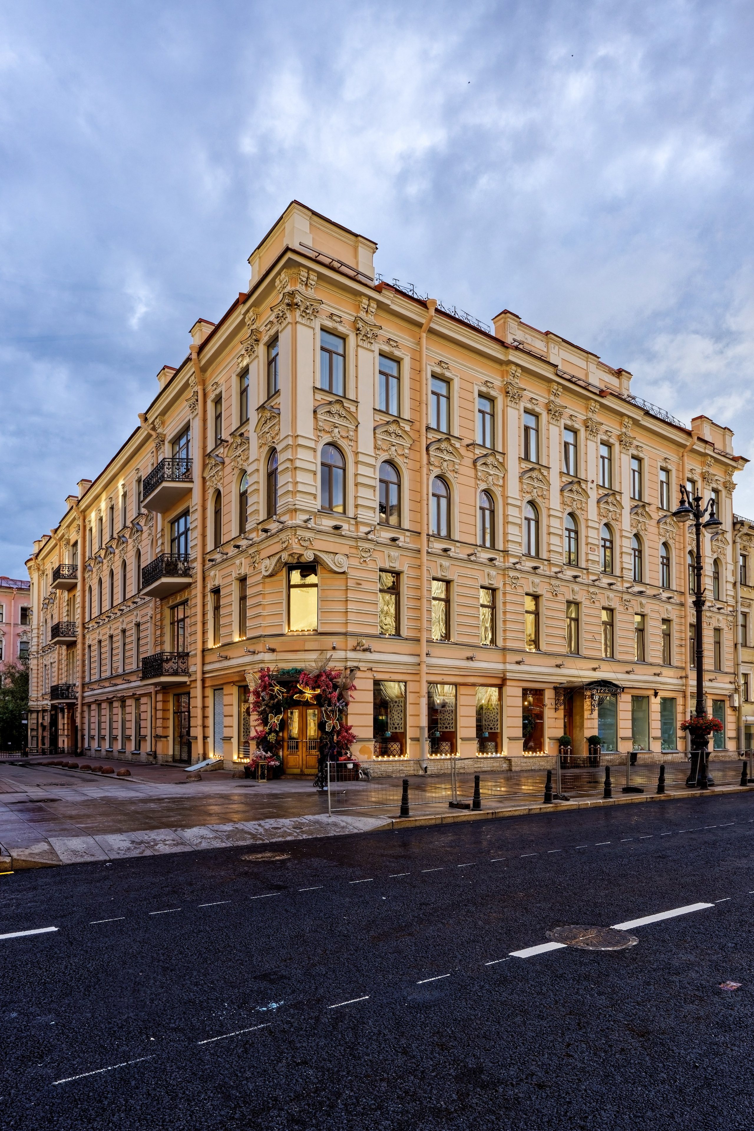 Санкт-Петербург, Невский проспект, дом 92. Дома Меняевых, 1904 год. Архитекторы Алексей Павлович Шильцов , Александр Мстиславович Кочетов. ОКНРЗ 7831035002