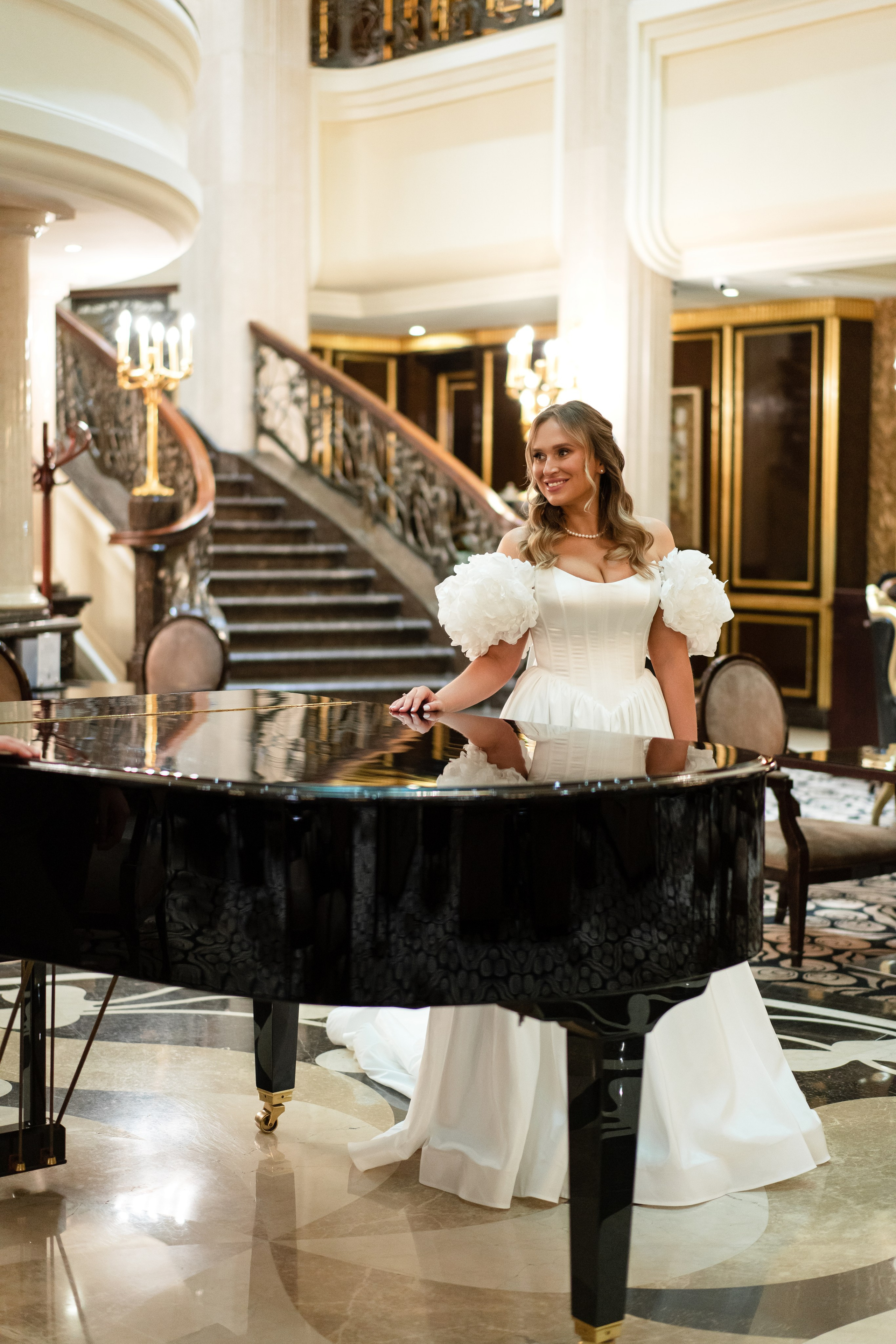 Свадебная фотосессия в отеле The St. Regis Moscow Nikolskaya. Свадебный фотограф Вера Климова