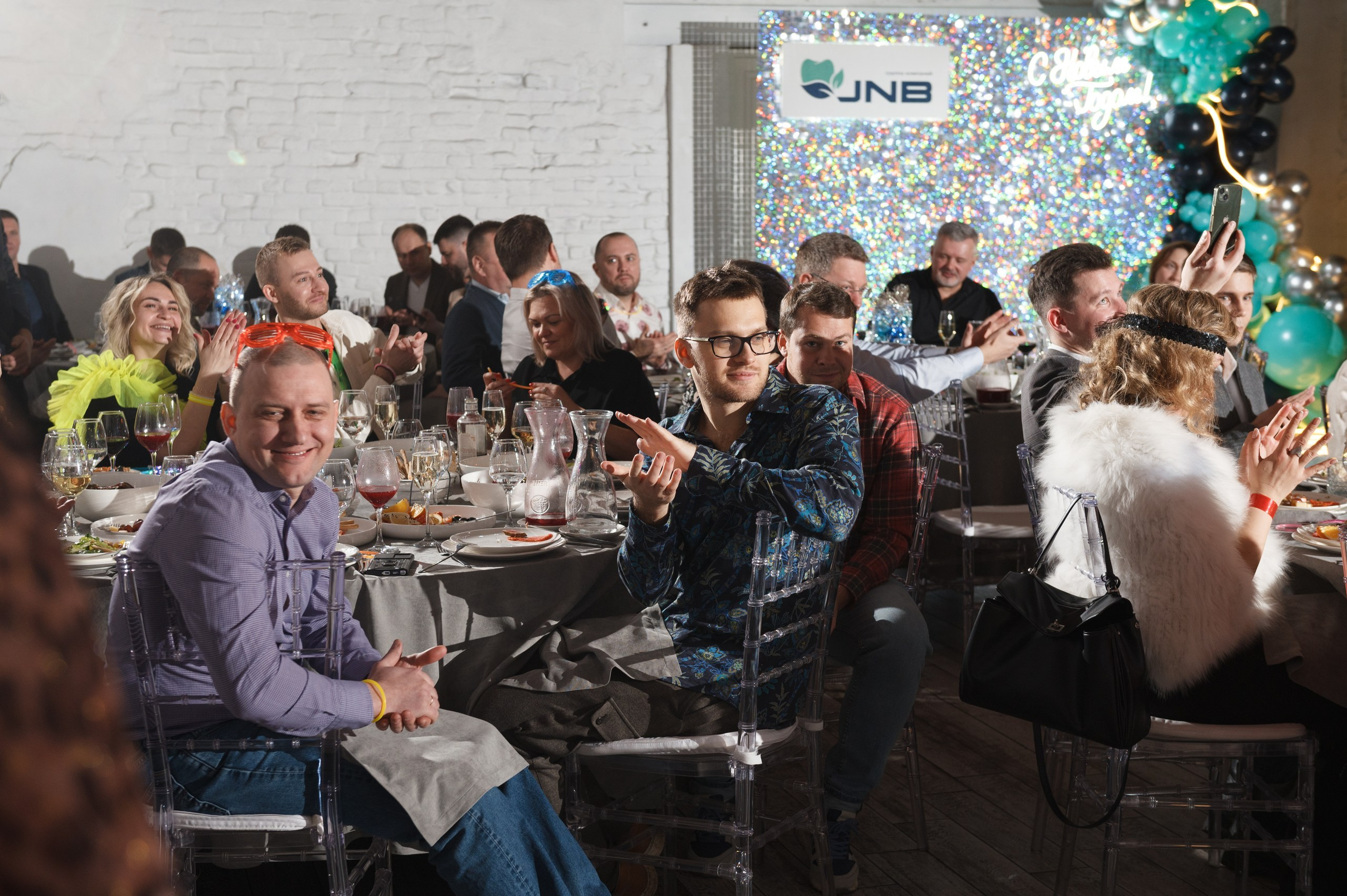 Новогодний корпоратив в стиле Неоновая вечеринка. Праздничное агентство ПИОН