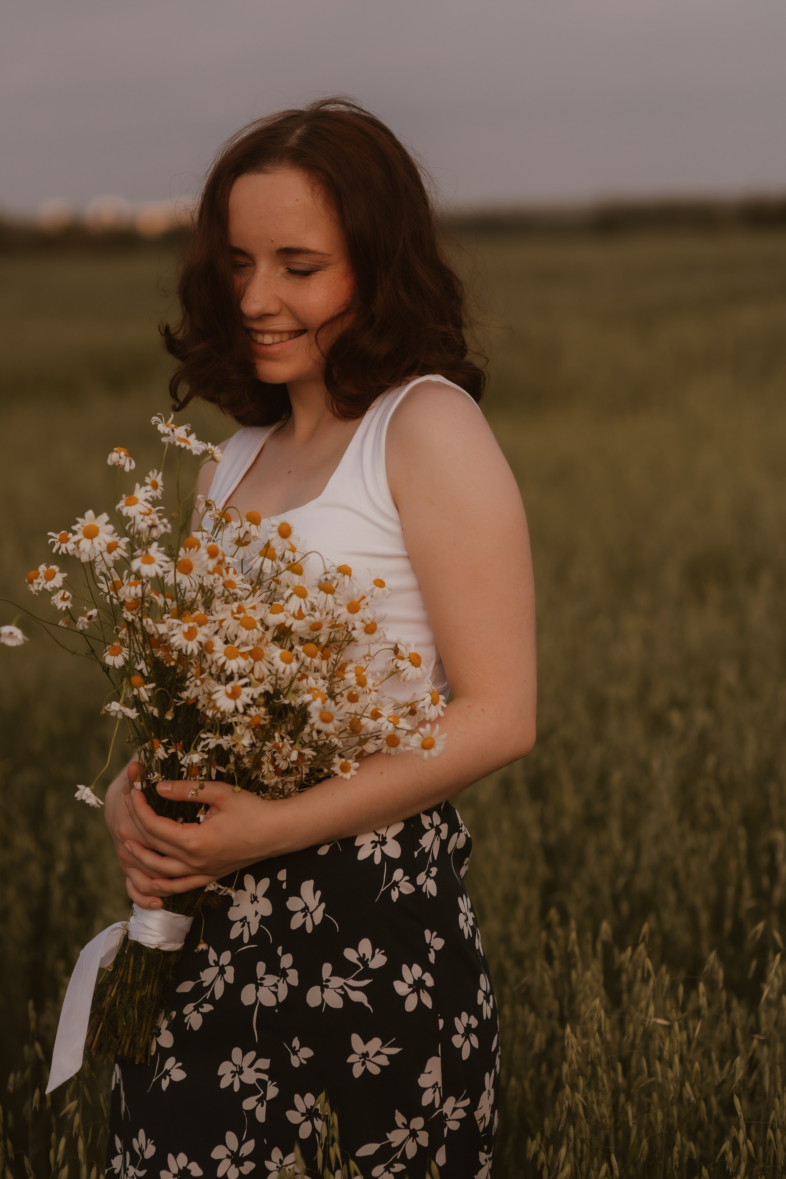 Фотосессия девушек подружек в поле. Свадебный и репортажный фотограф в Ярославле и Санкт-Петербурге Роман Микрюков