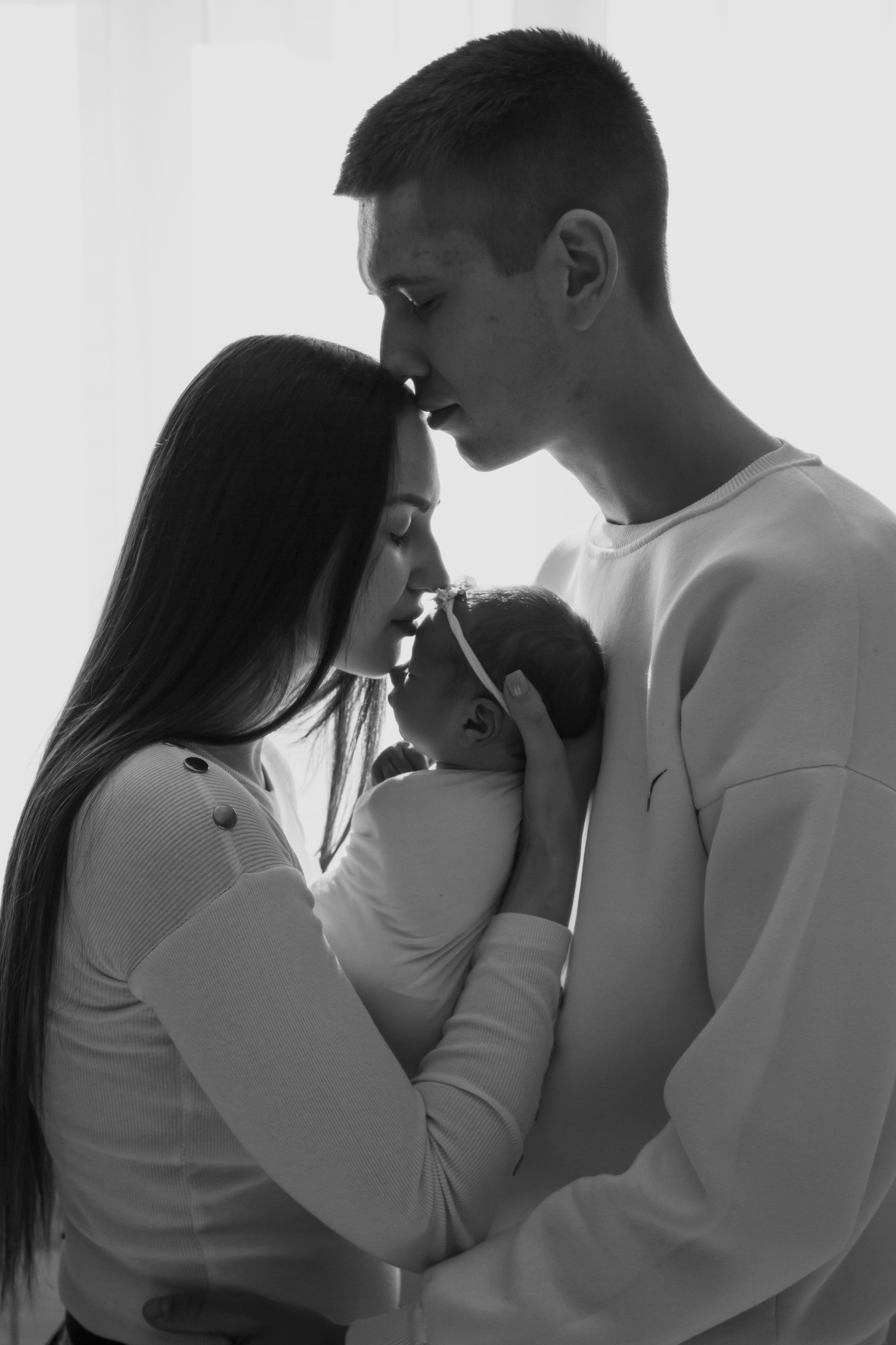 Милая фотосессия новорожденного малыша семейные кадры