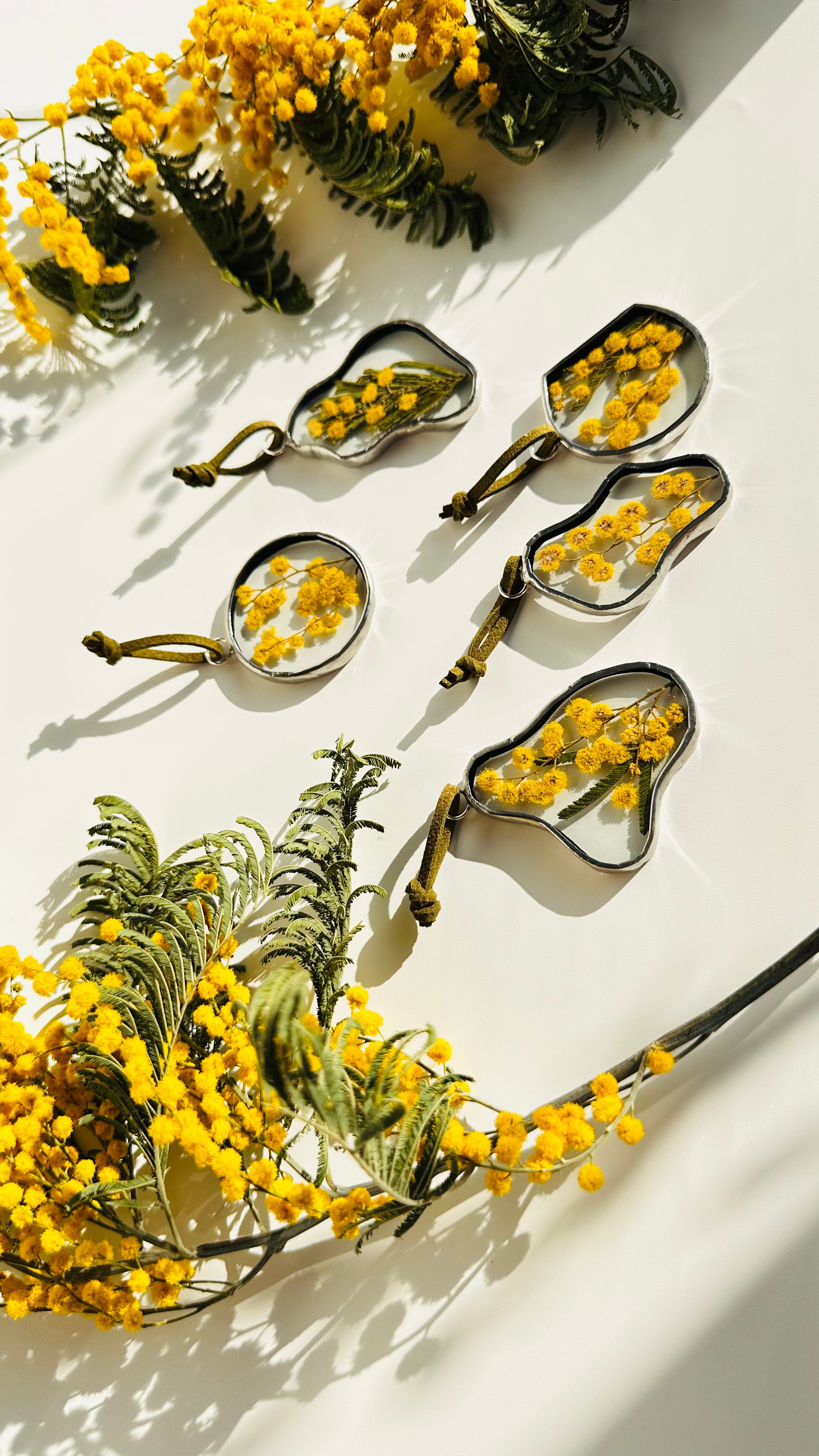 Декор для интерьера (комплект украшений для дома) подвески-игрушки с мимозой в технике тиффани. Гербарий в стекле, интерьерные панно, витражи с сухоцветами в технике тиффани