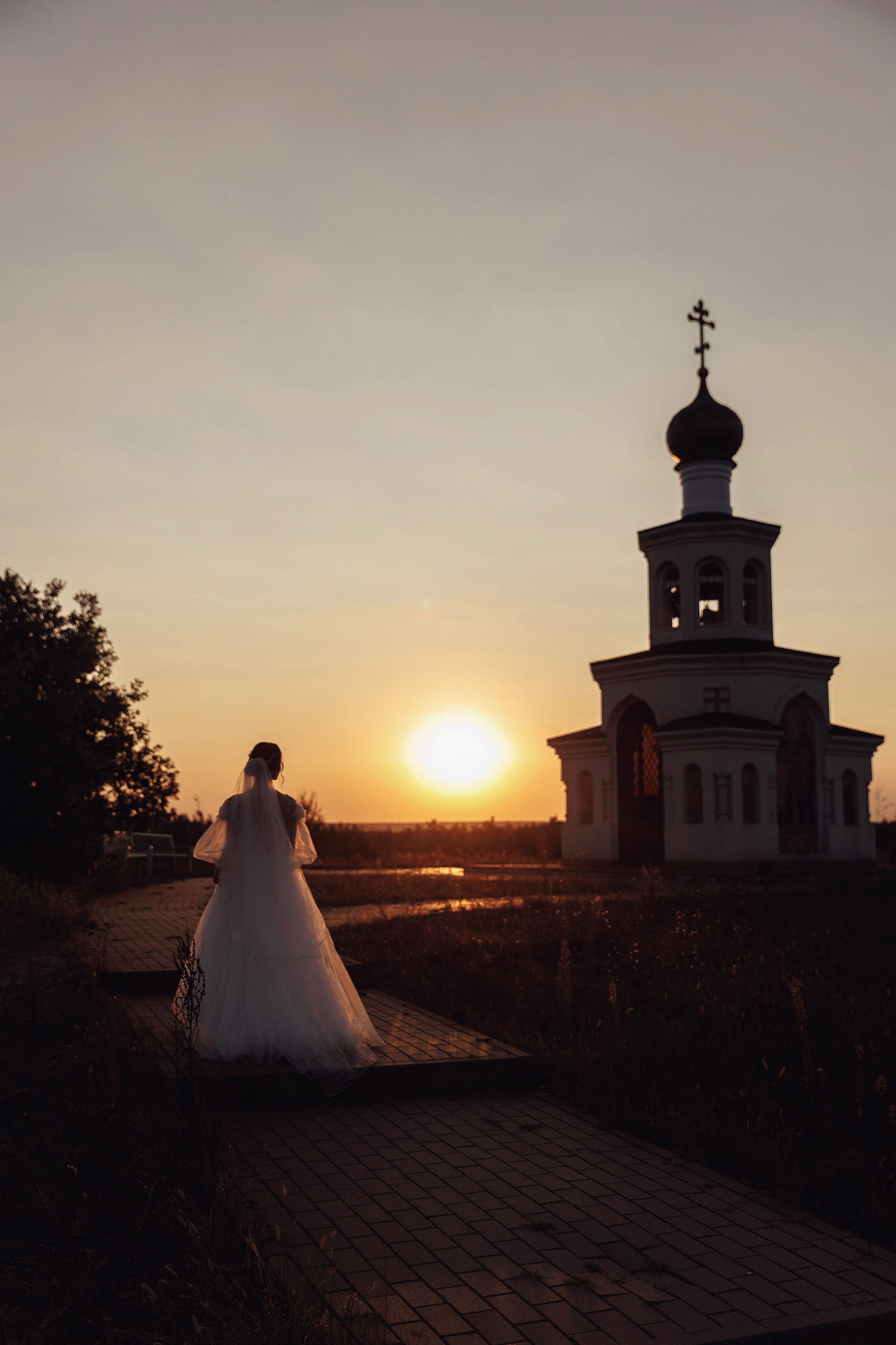 Невеста на закате на фоне церкви возле ресторана Обломов