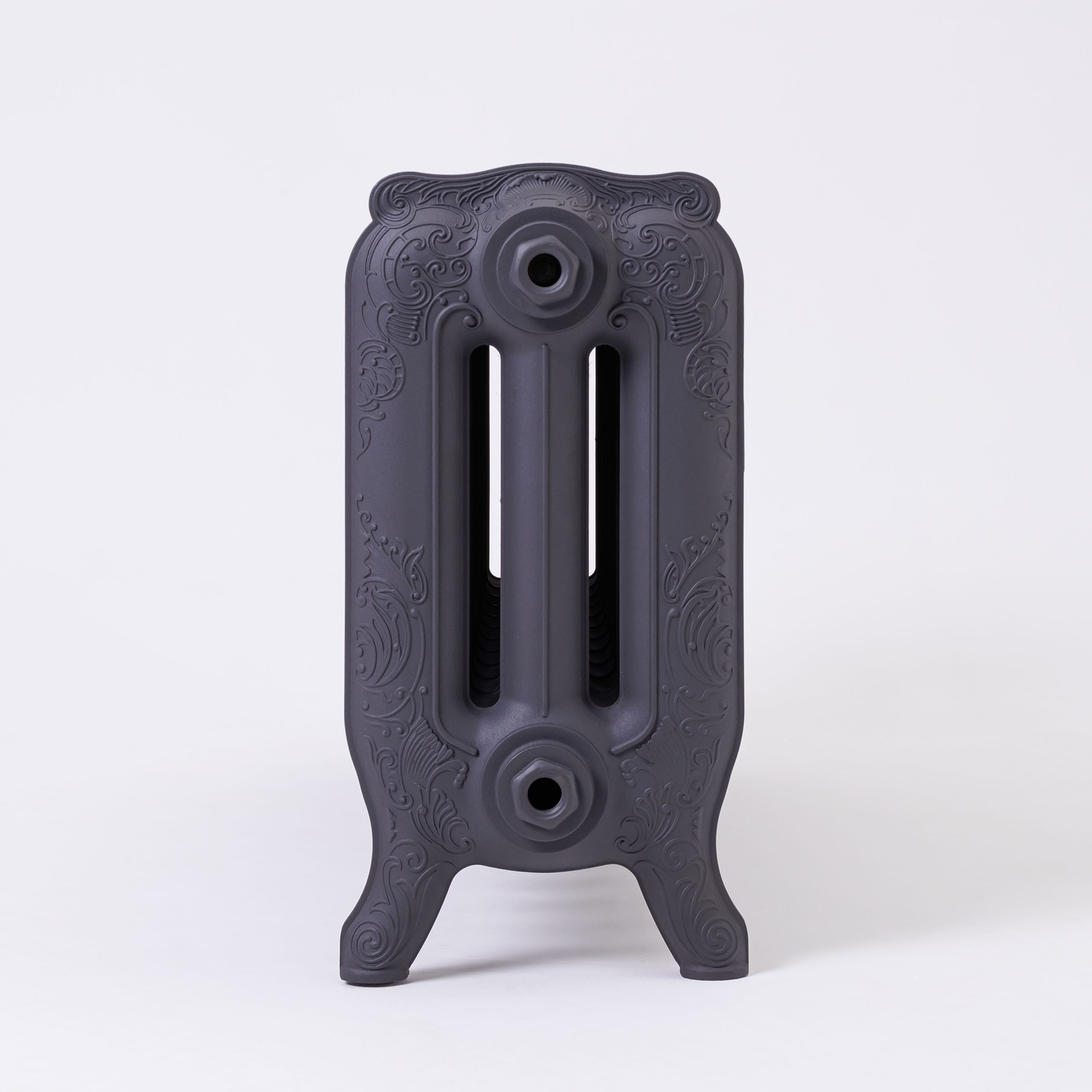 Предметные фотографии дизайнерских радиаторов отопления в стиле ретро