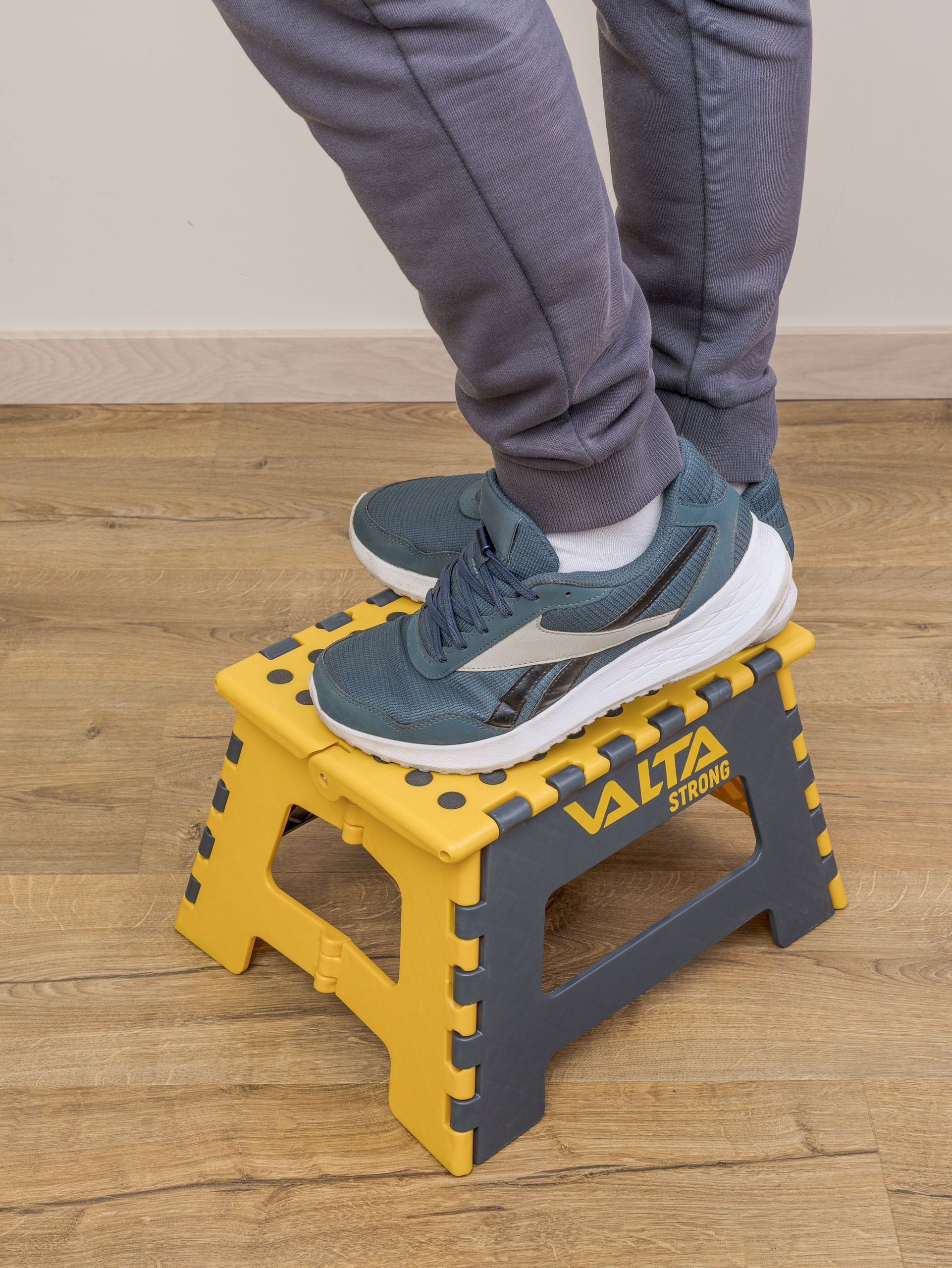 Предметные фотографии бытовых и строительных инструментов