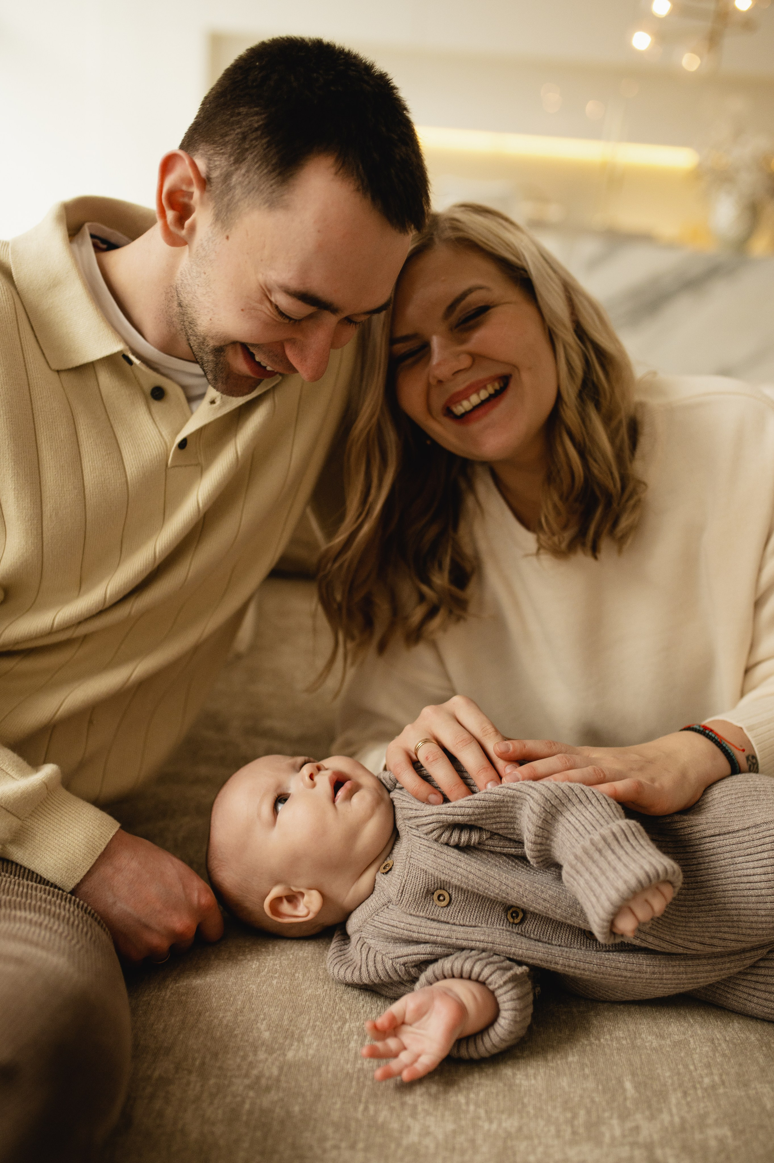 Новогодняя фотосессия в студии с малышом 6 месяцев в Бутово. Семейная фотосессия Бутово Москва фотограф Алина Морщагина
