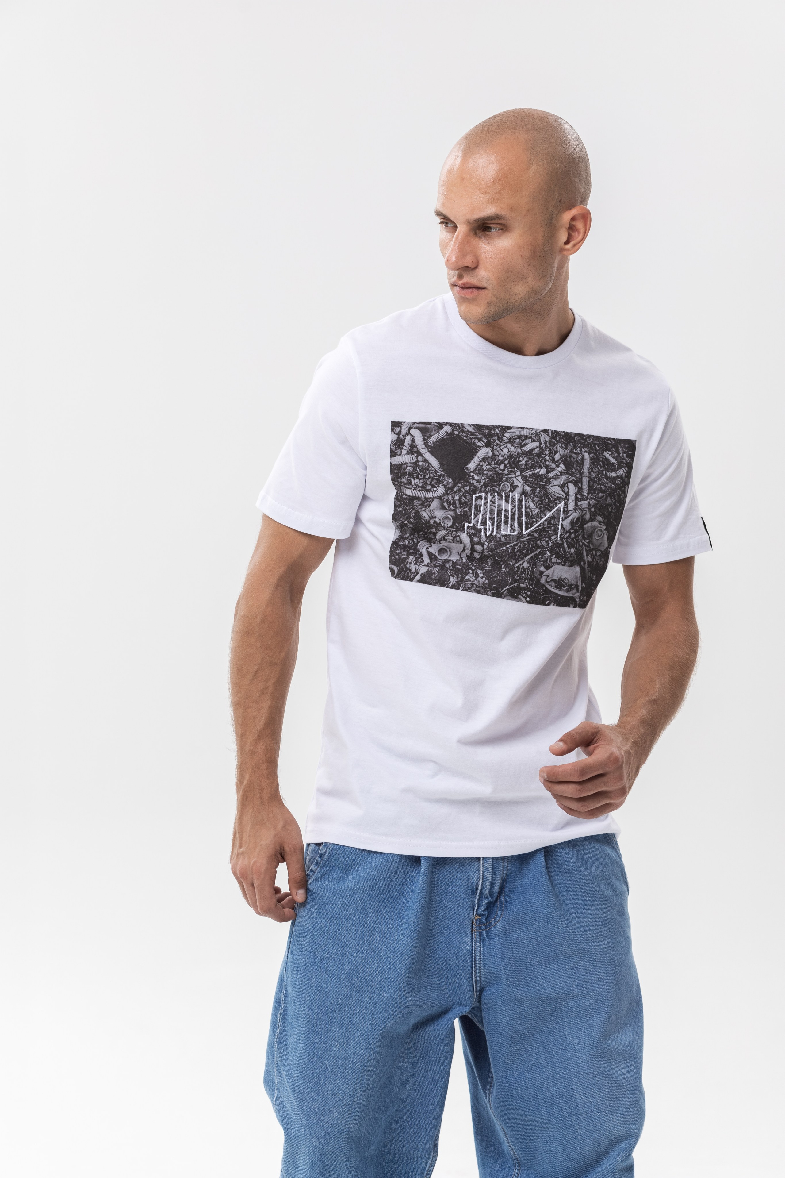 Модельная на циклораме (белый/серый фон). Съёмки для брендов и маркетплейсов