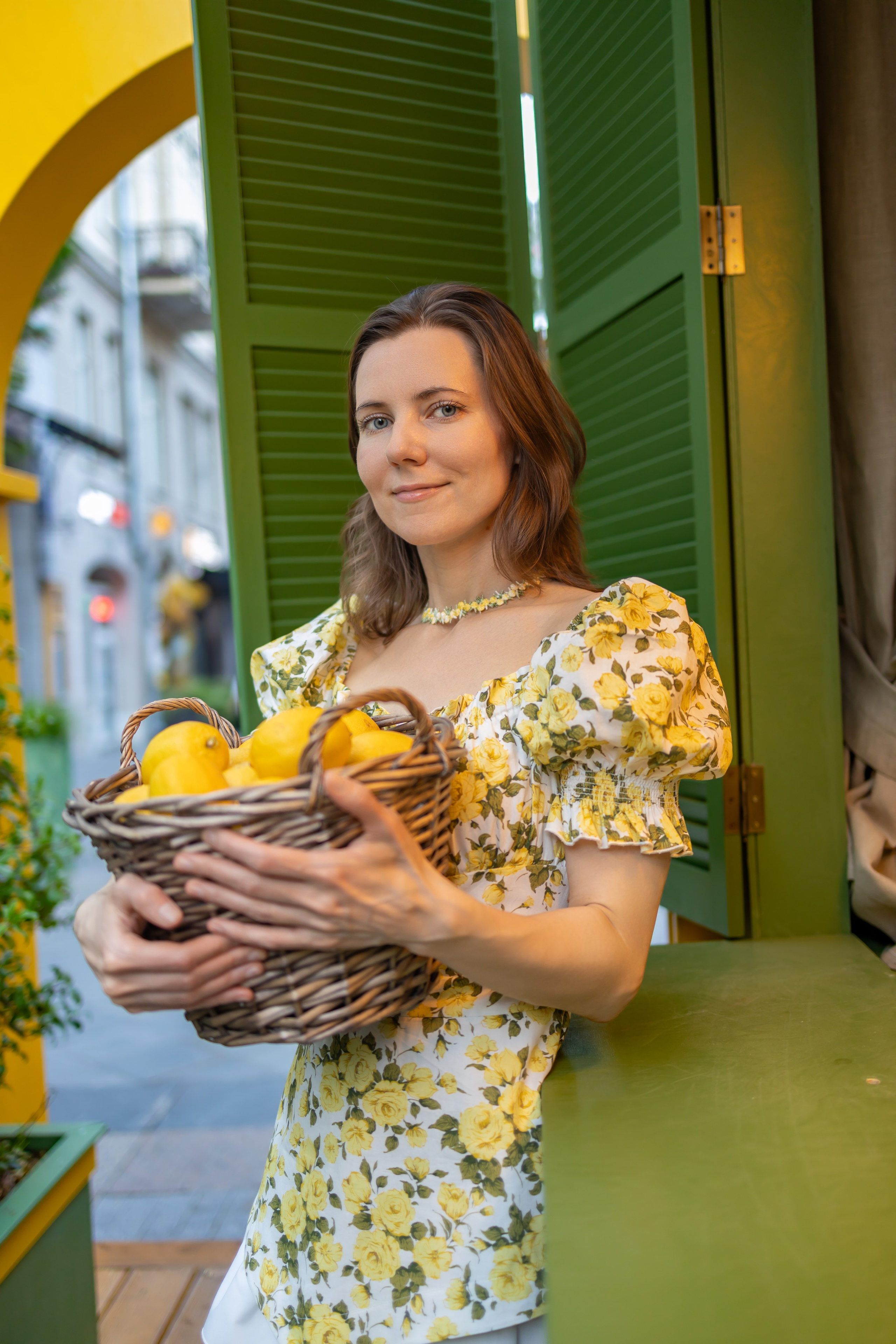 Цитрусовая история: фотосессия с лимонами в Камергерском переулке. Репортажный, семейный и студийный фотограф в Москве Демин Алексей