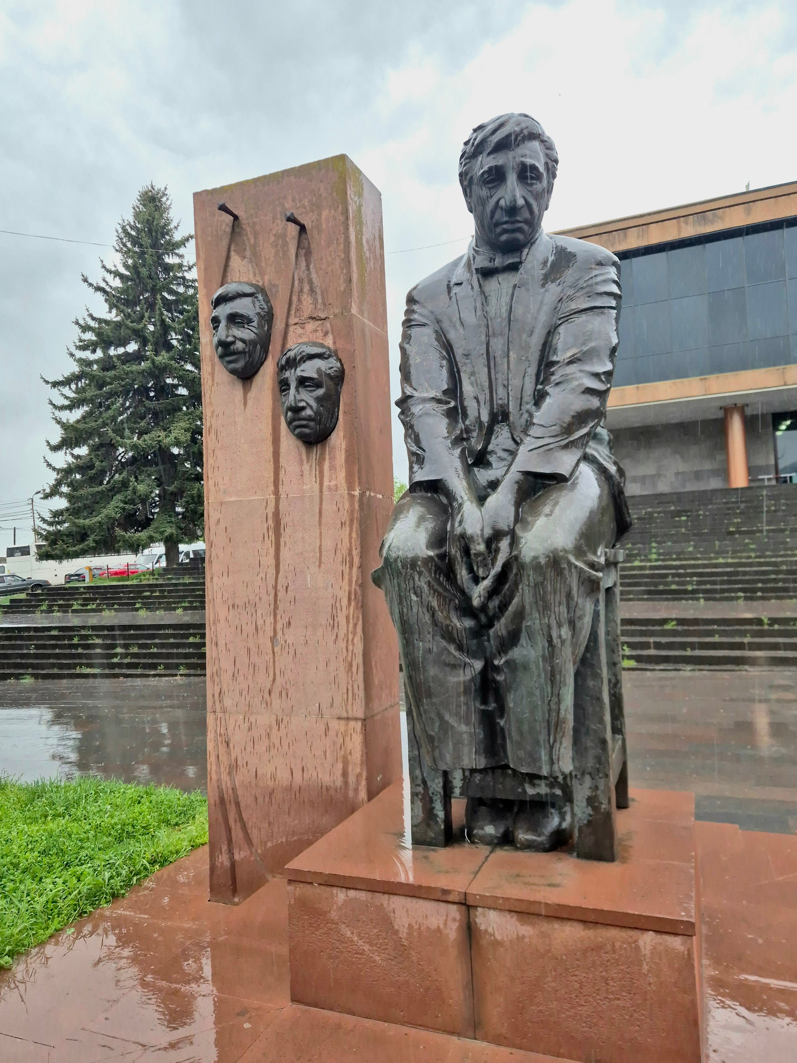 И его скульптура