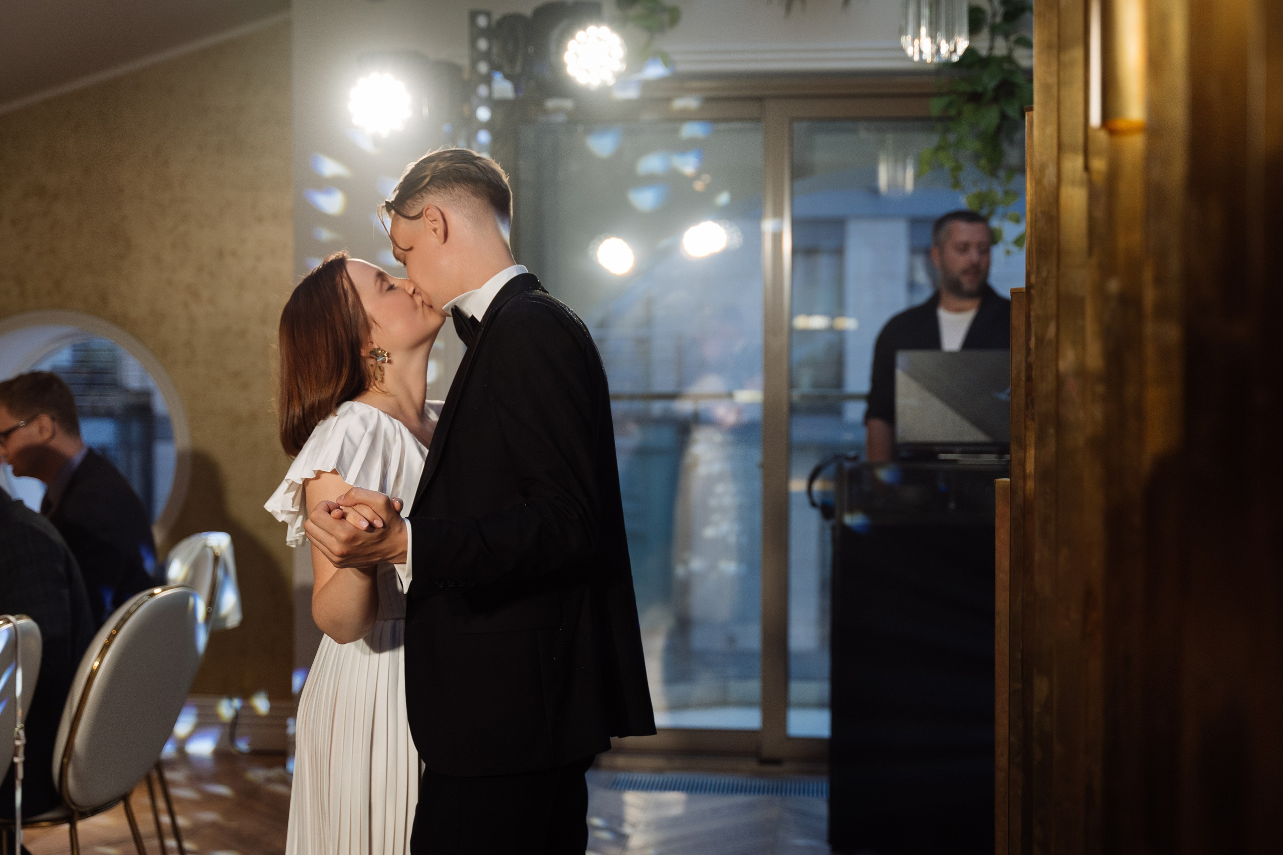 Свадьба на крыше Петербурга. Свадебный фотограф организатор в Санкт-Петербурге Ассоль Опарина