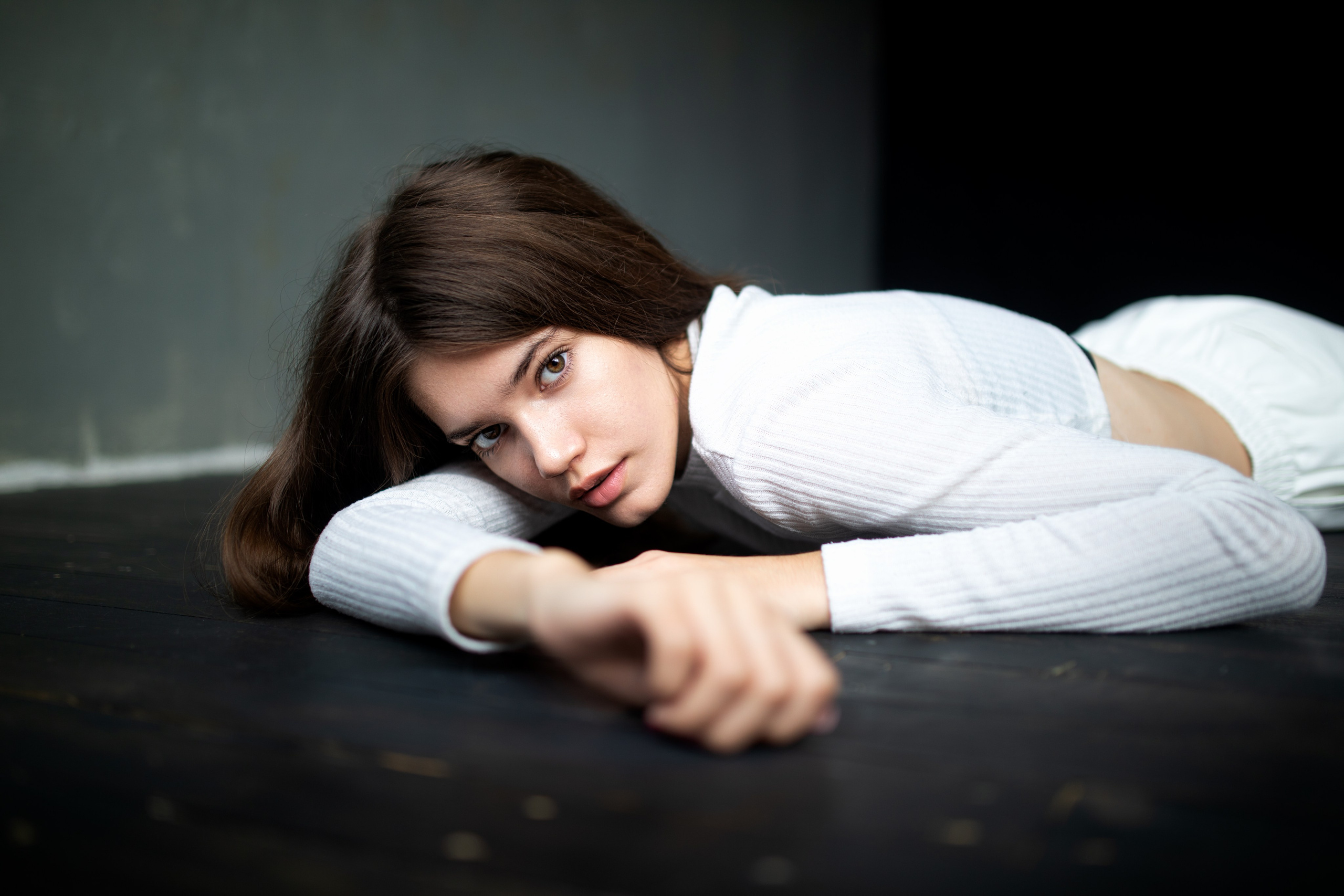 Съемка с Анастасией в студии с минимальным интерьером