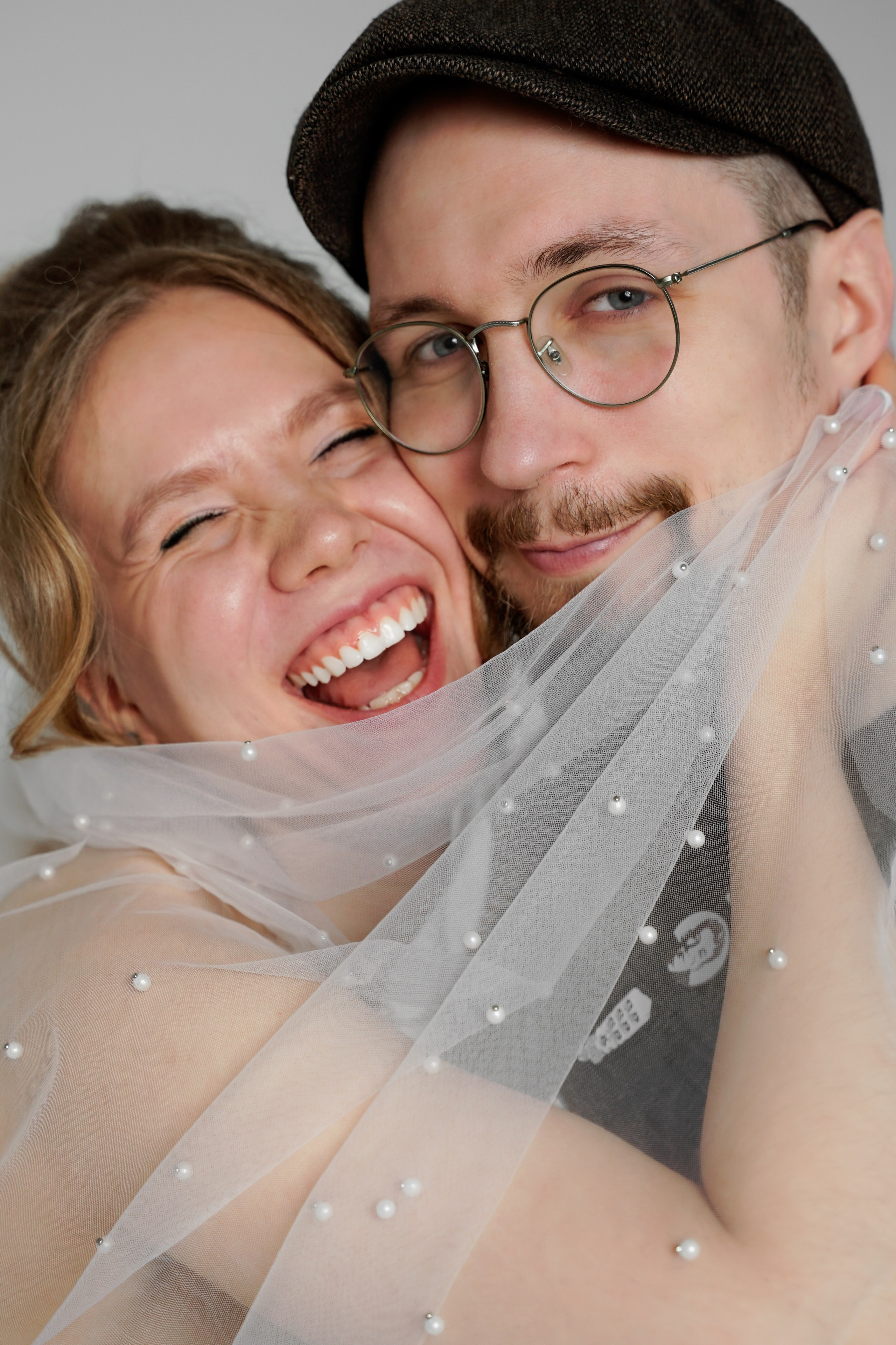 Фотосессия в необычном образе для жениха и невесты