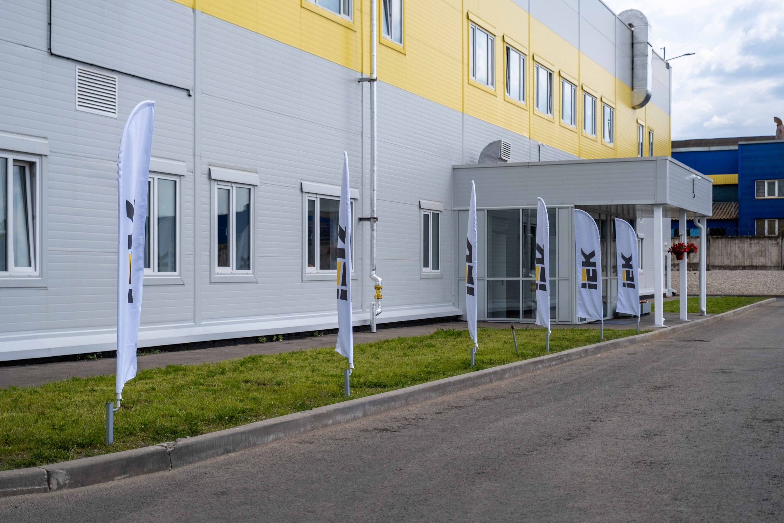 IEK — торжественное открытие производственного цеха. Фото тур