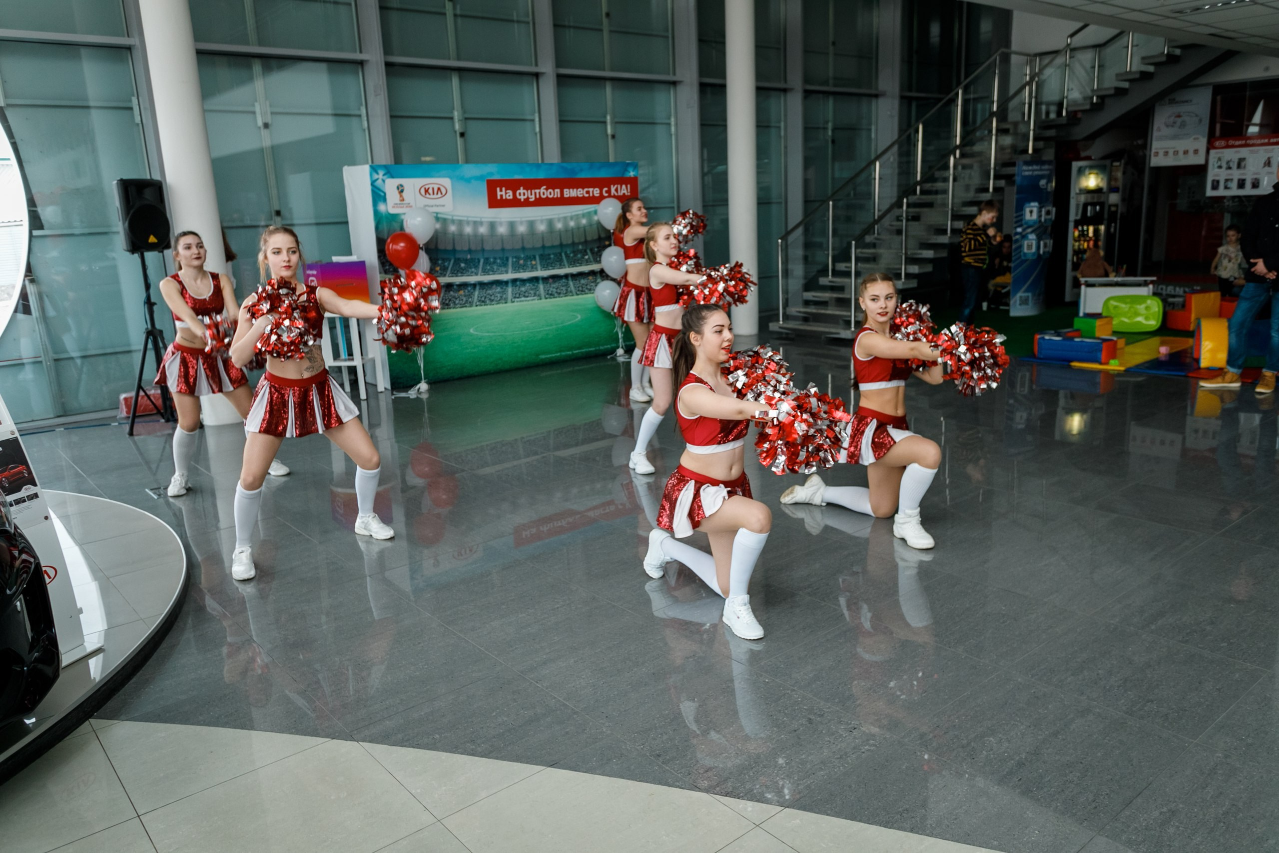 Розыгрыш билетов на ЧМ по футболу FIFA @ Киа Центр. Репортажный фотограф Максим Полянский. Москва, Санкт-Петербург, Красноярск