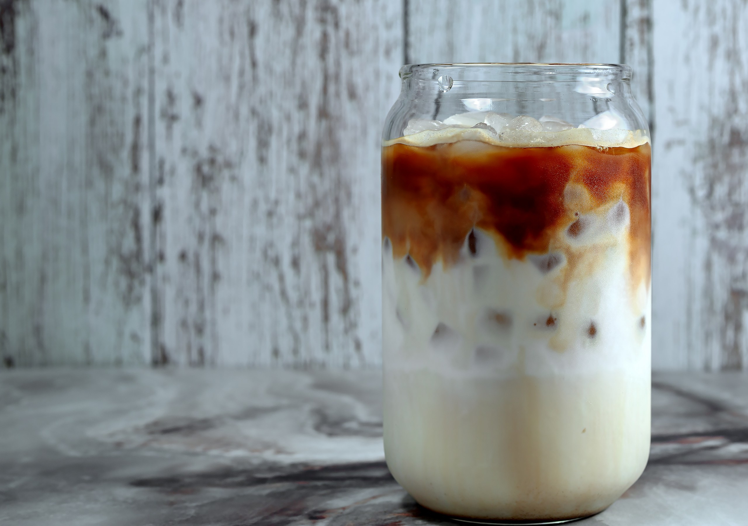 кофе со льдом в стеклянном стакане кофейня имиджевое фото