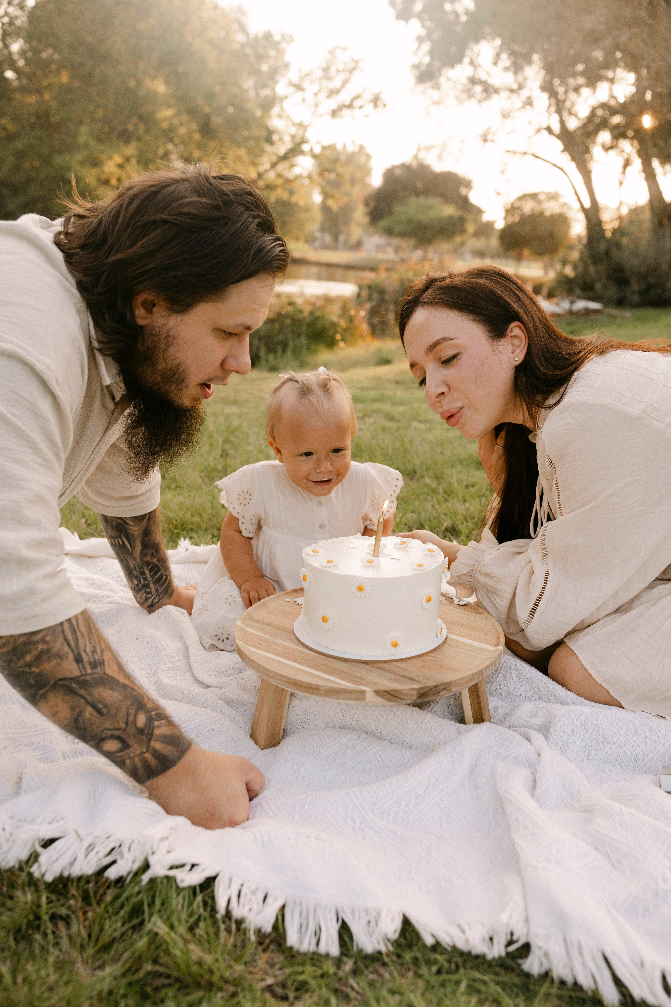 First year photoshoot inside the park (sunset). Wedding and family photographer