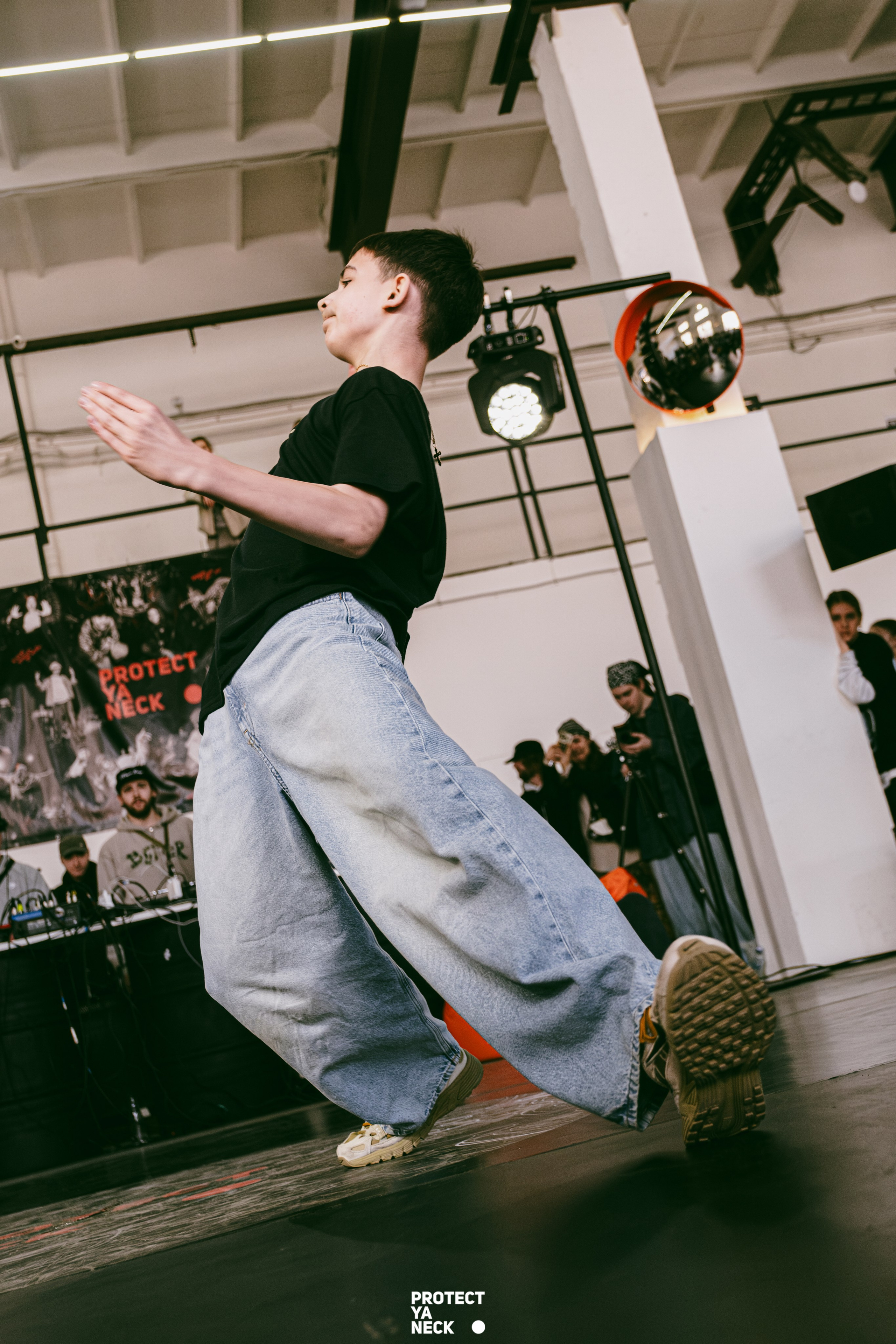 PROTECT YA NECK 22/03 (@youlovebu). Соня бу тебя сфоткала