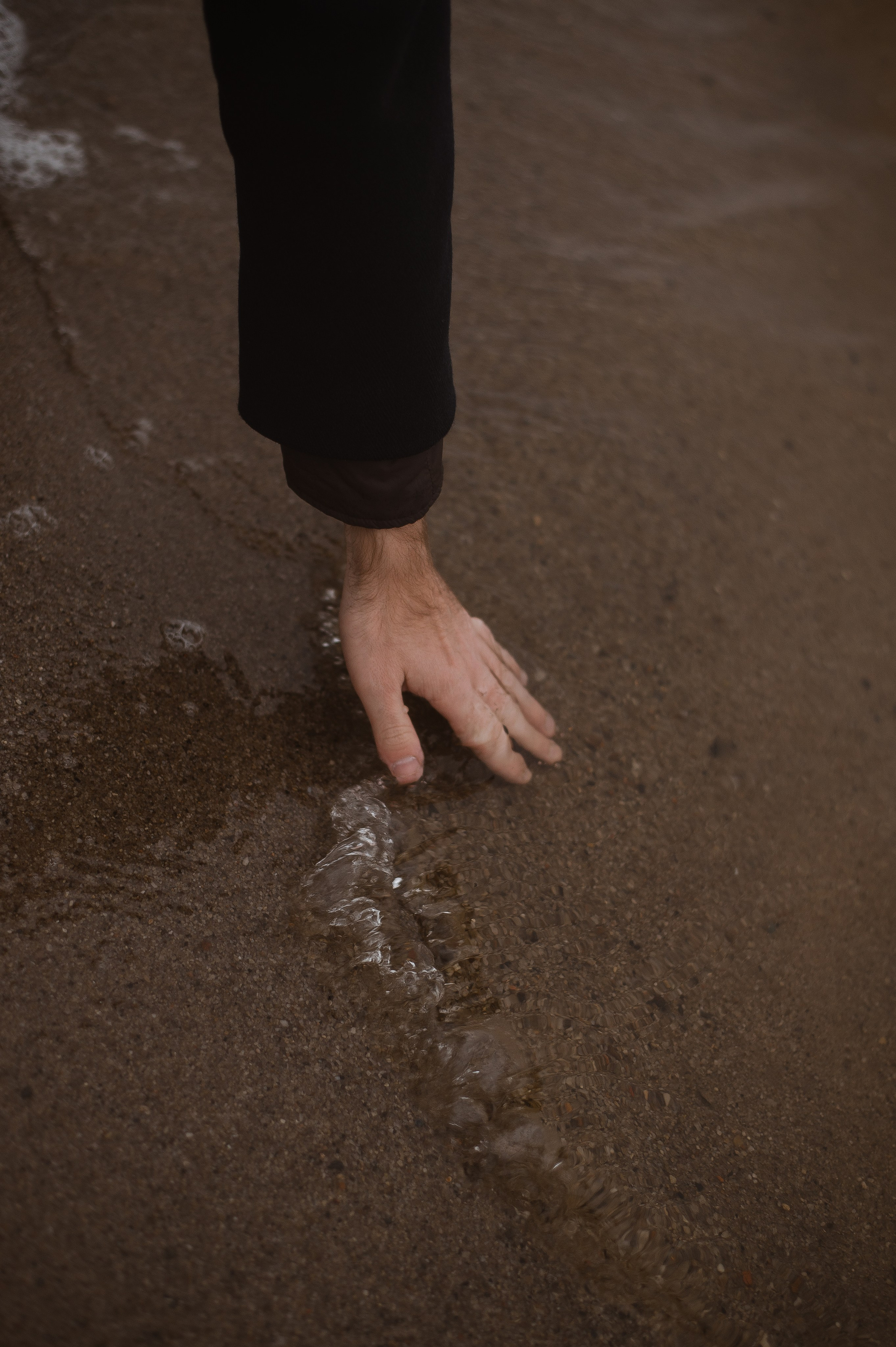 Арсений, пасмурная вода в осени. Свадебный фотограф в Ярославле Денис Медоваров