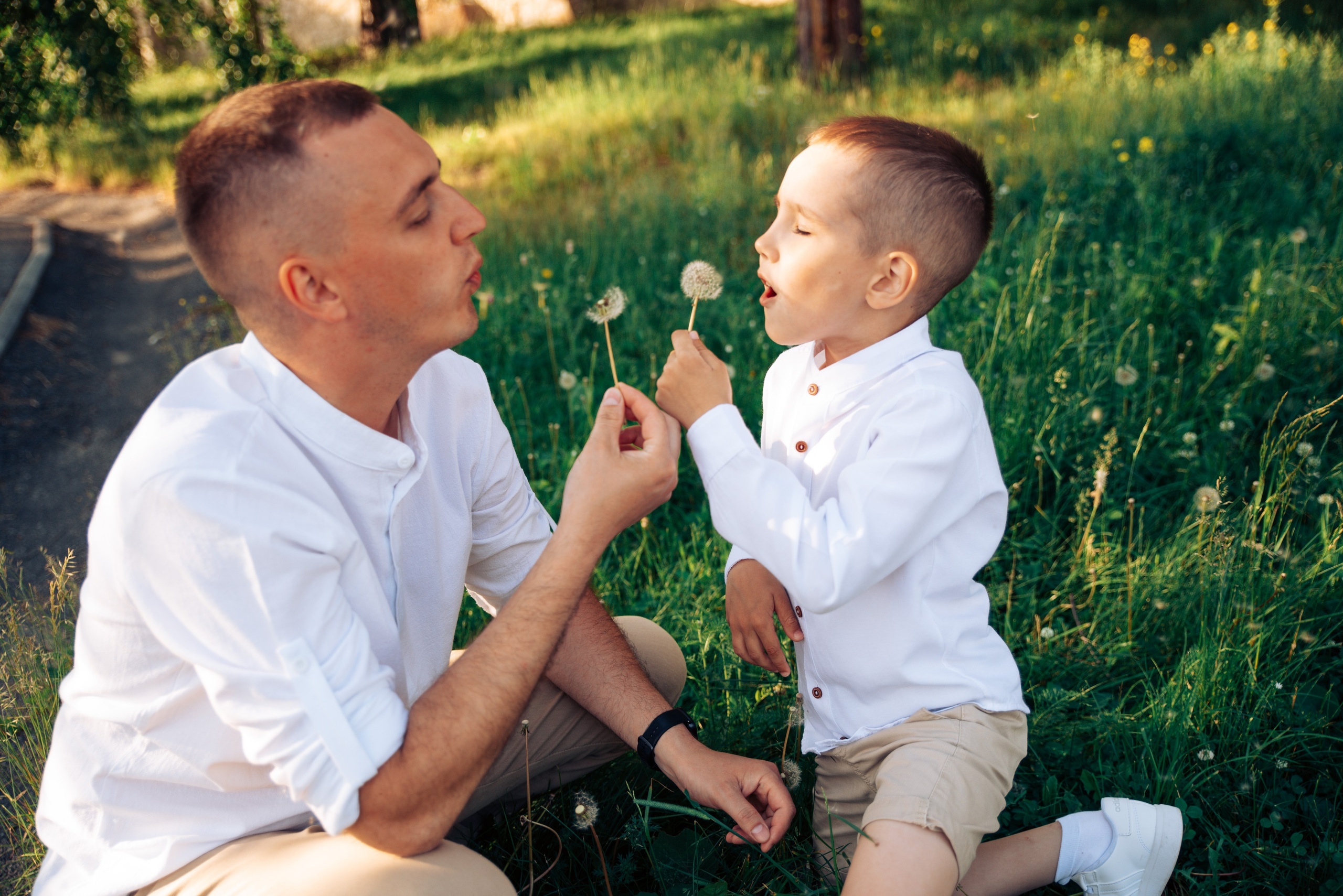 Семейная прогулка летом на берегу озера по пляжу