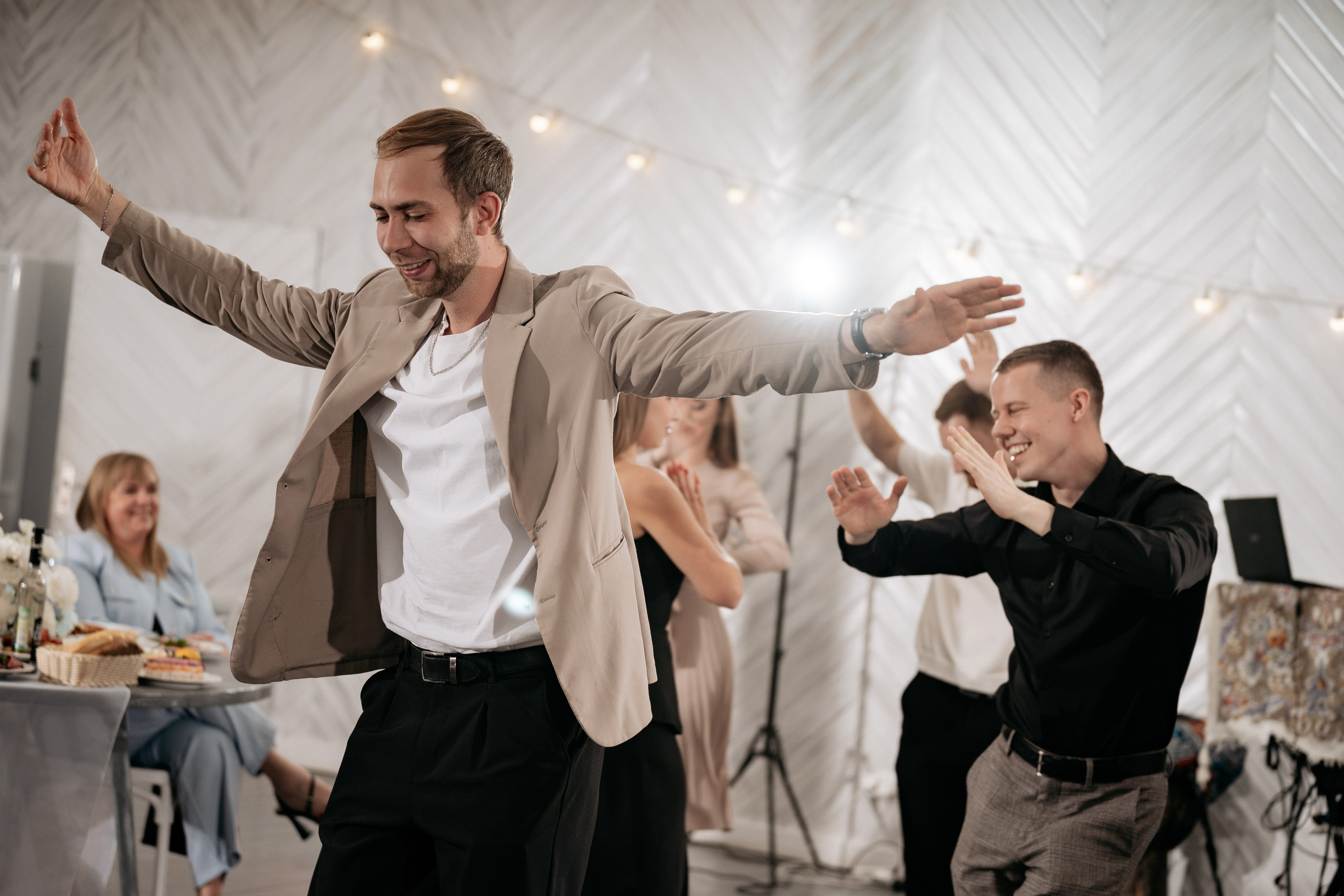 Свадебный банкет в Геленджике - фотографии веселья и танцев от фотографа.