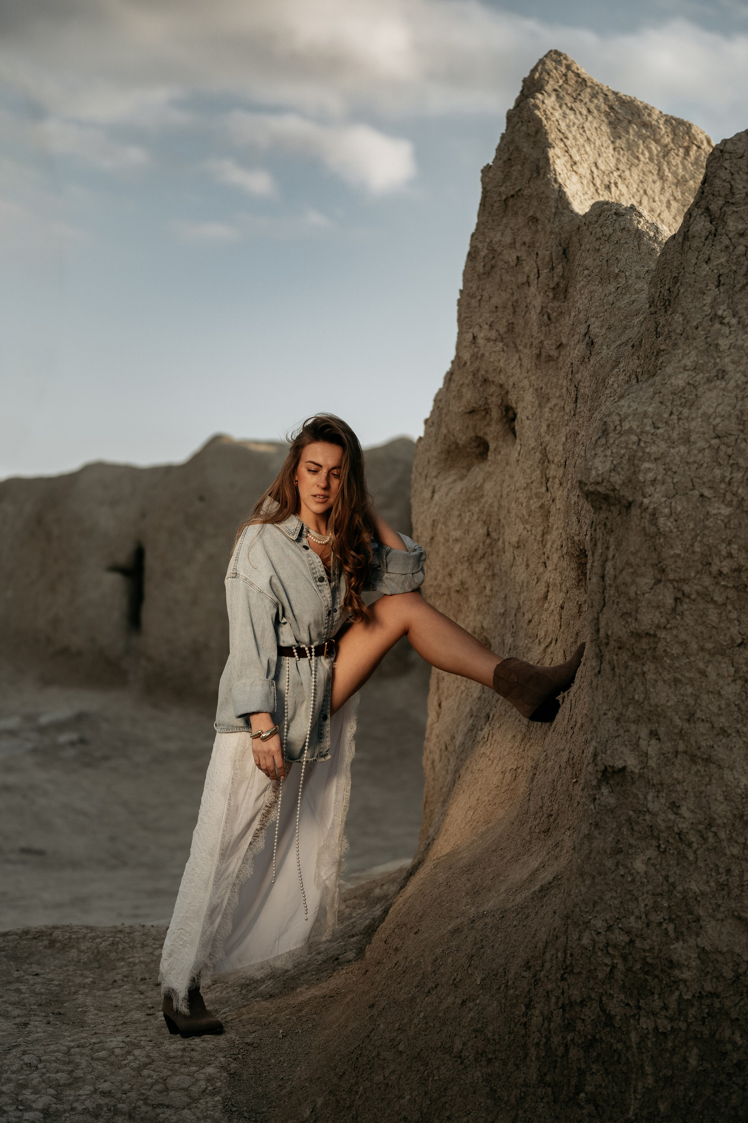 Фото на память: красивая девушка у "Ласточкиных гнезд" Анапы