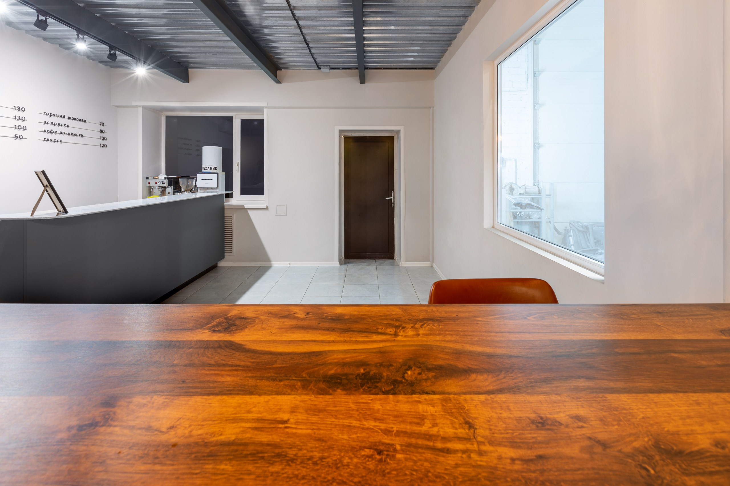 Красивая деревянная столешница и кофейня в белом. Зона кофейни в белом цвете. Интерьер.