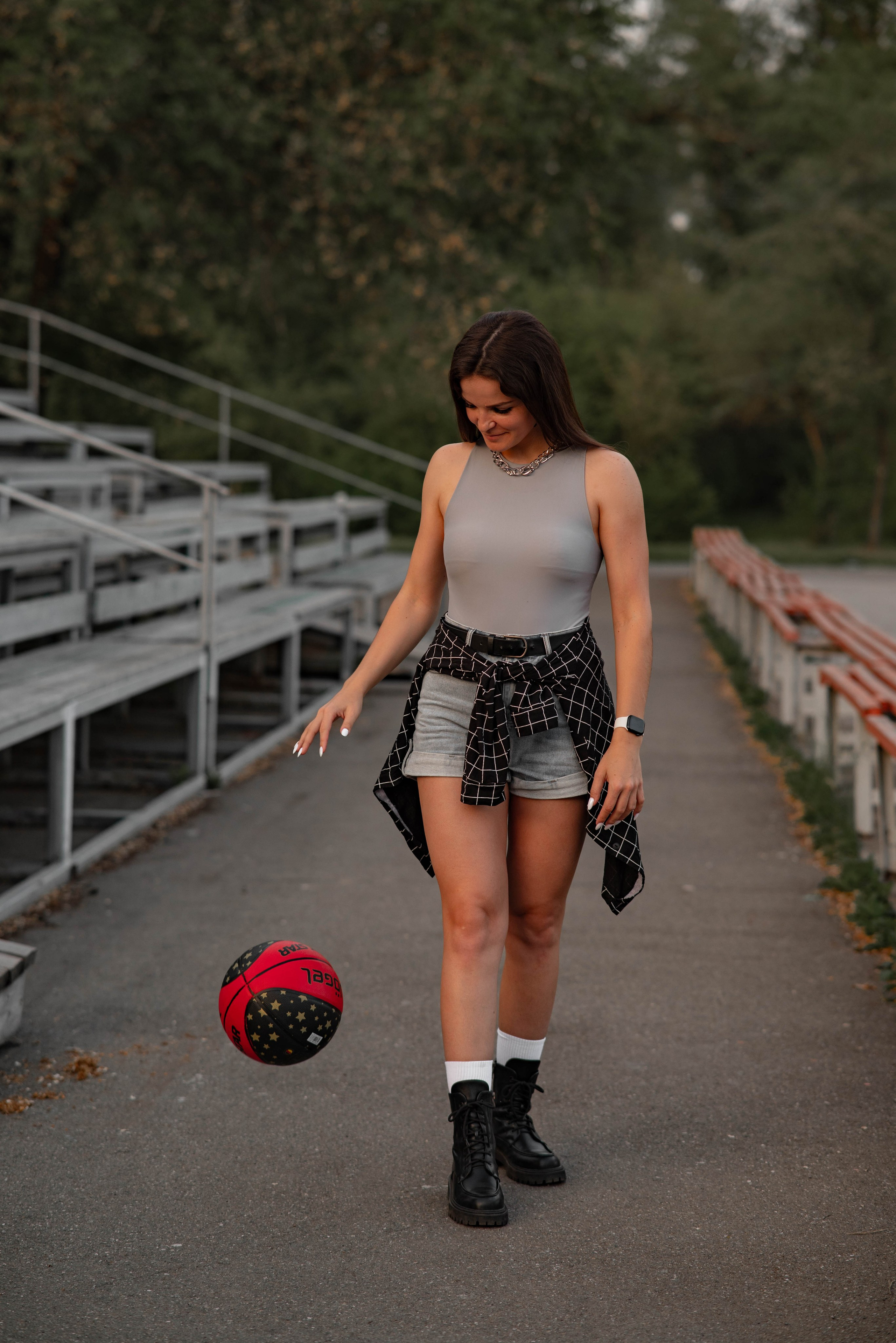 Девушка- спортсменка на стадионе города Абакана при закатном солнце. Семейный и свадебный фотограф в Абакане Юлия Су