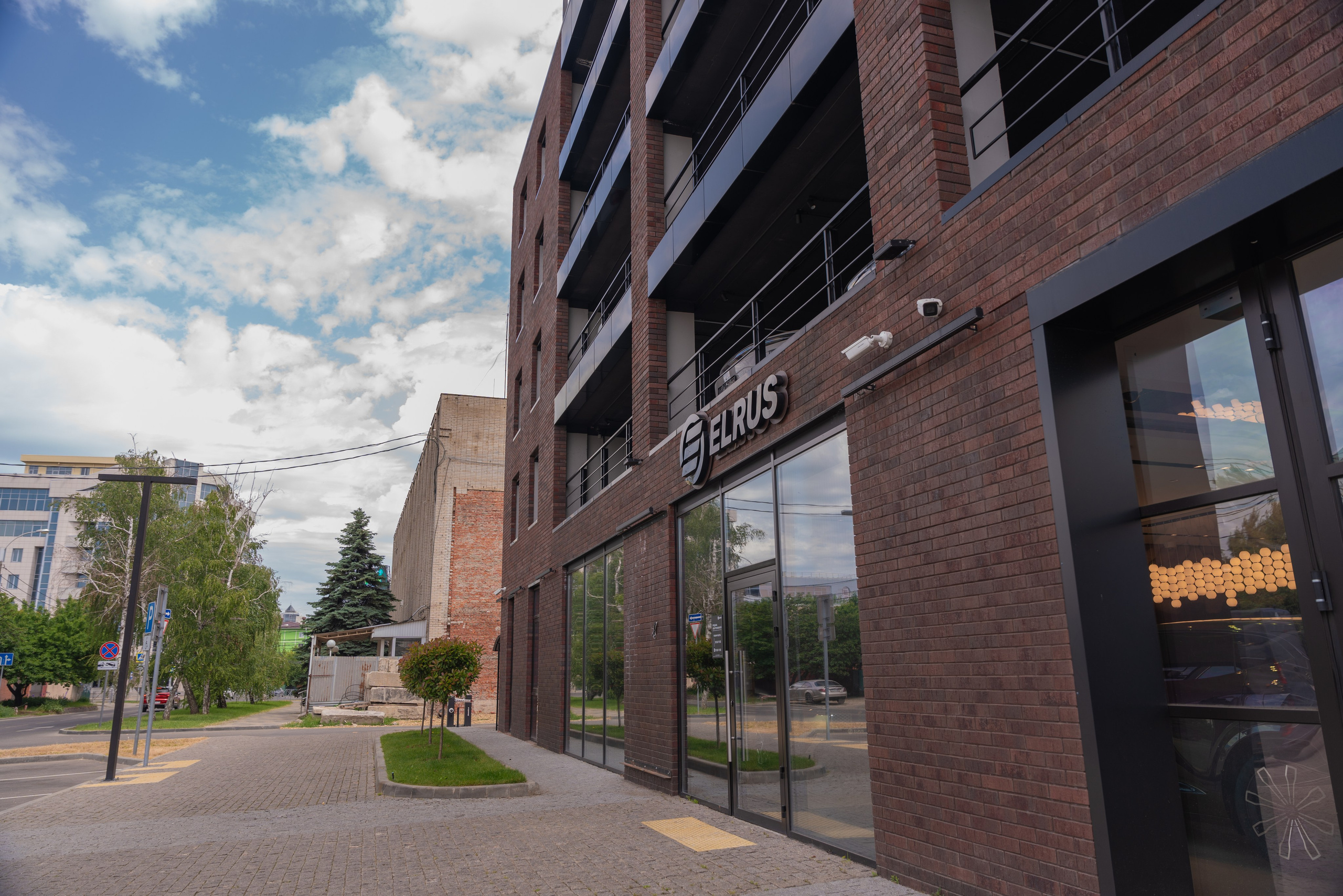 Интерьерная фотосъемка автосалона Elrus в Краснодаре. Zeekr, LiXiang Профессиональная фотосъемка интерьера премиум-автосалона в Краснодаре. Шедевры для Вас! Фотограф и Видеограф в Краснодаре Пахиев Руслан