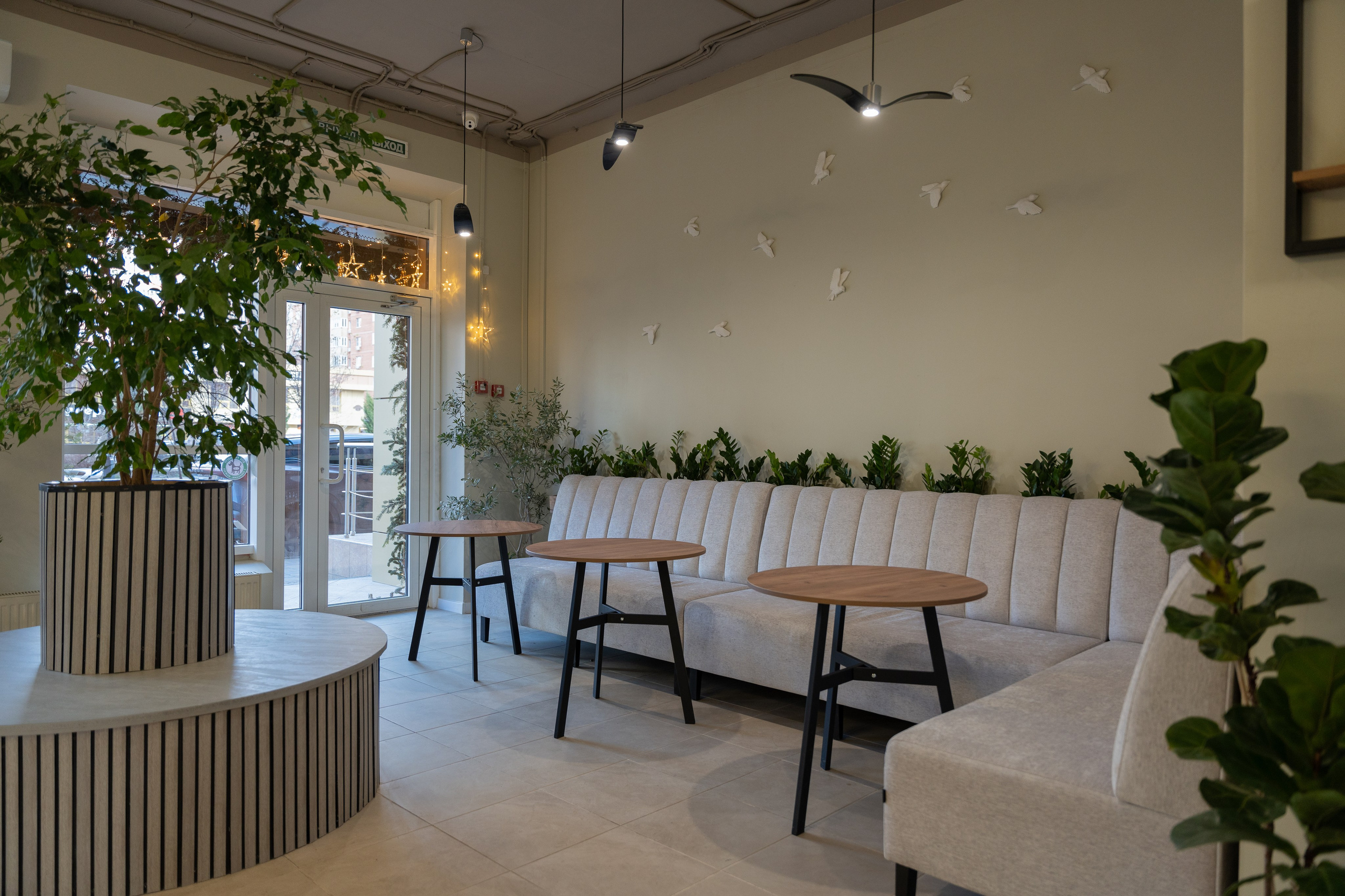 Интерьерная фотосъемка кофейни Love and Coffee — уютное место в Краснодаре Профессиональная фотосъемка интерьера кофейни в Краснодаре — Love. Шедевры для Вас! Фотограф и Видеограф в Краснодаре Пахиев Руслан