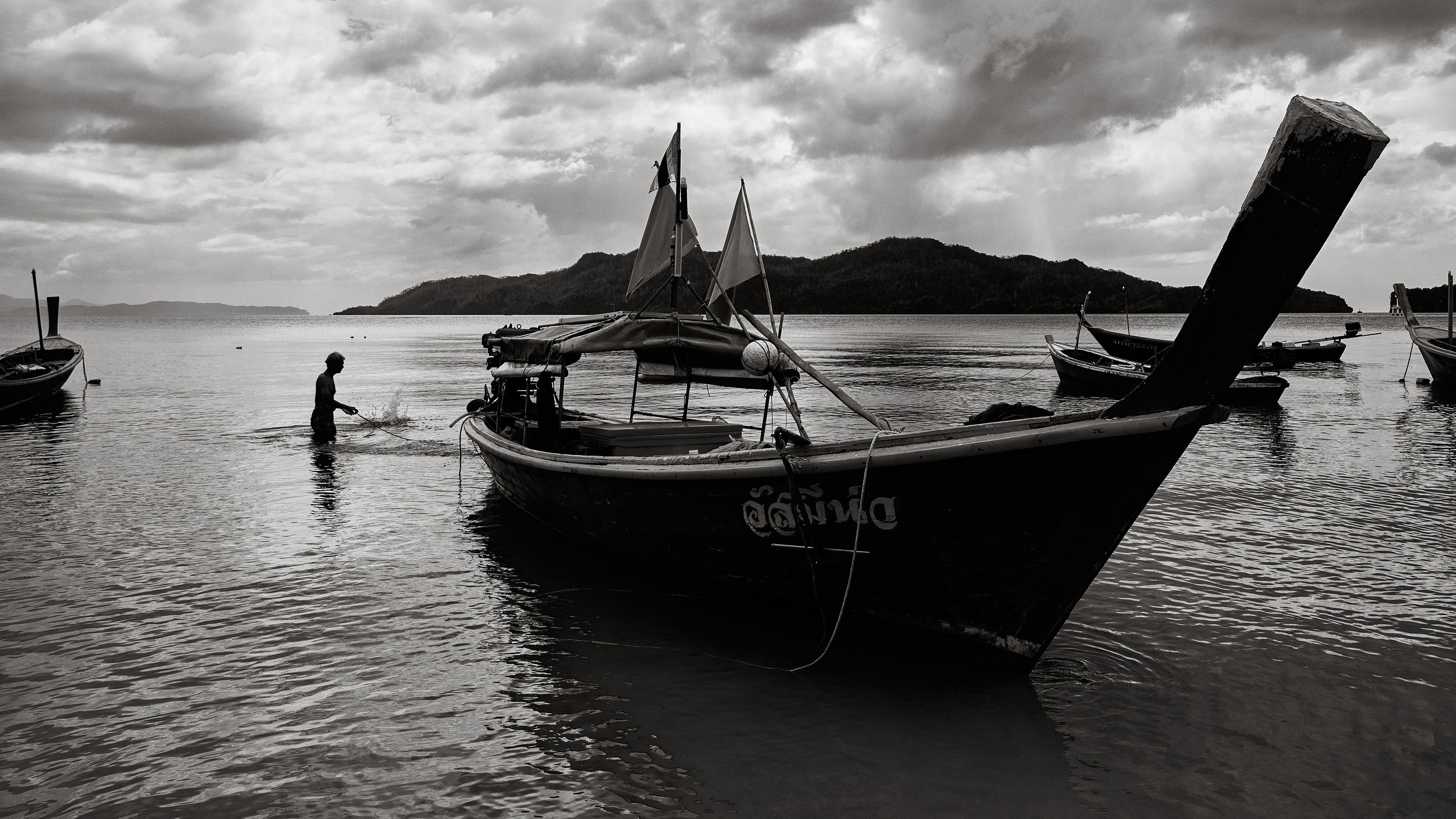 Тайский рыбак бросает якорь.