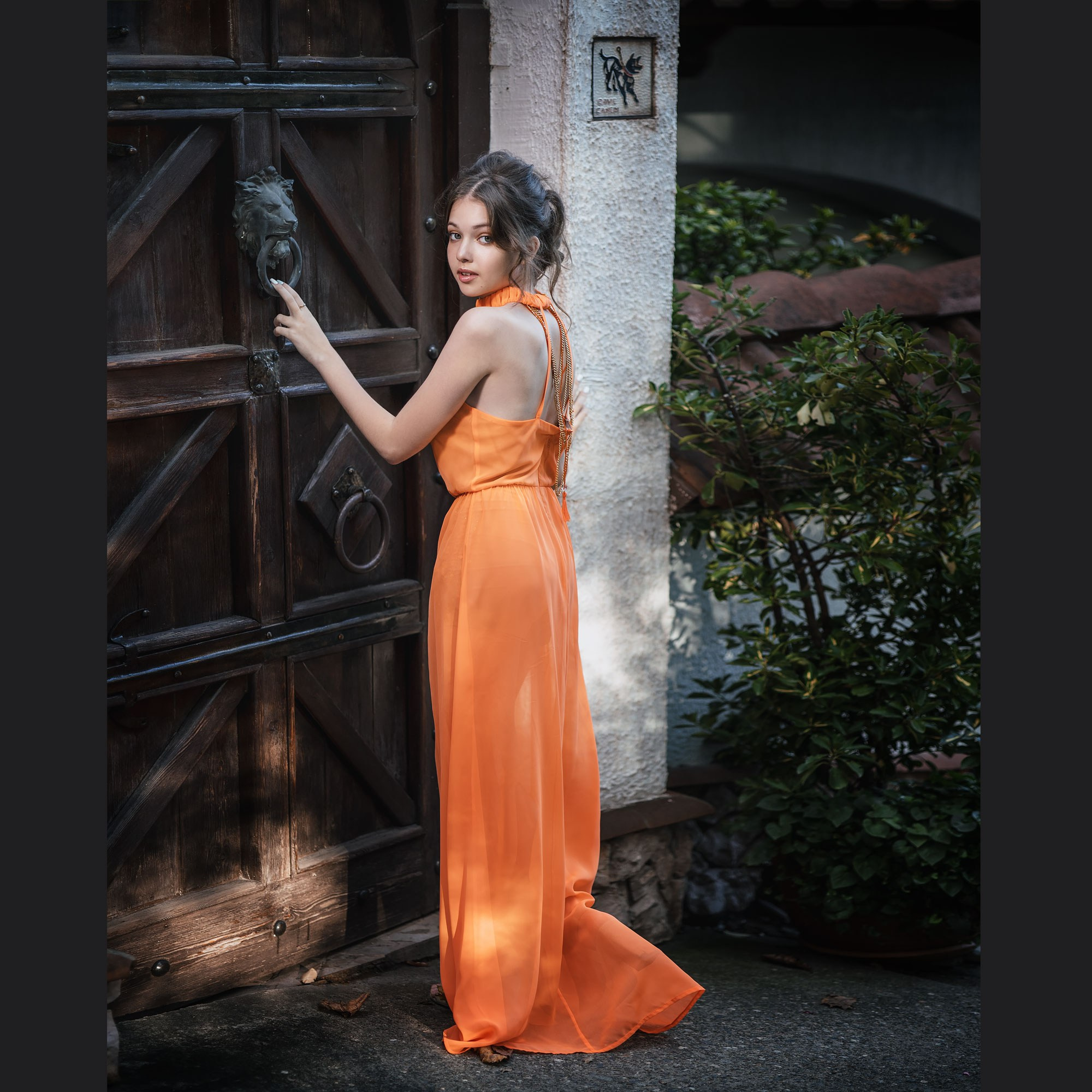 Индивидуальная женская летняя фотосессия летняя на улице с корзиной апельсинов яркая солнечная оранжевое настроение летнее платье апельсины море юг солнце для девушки