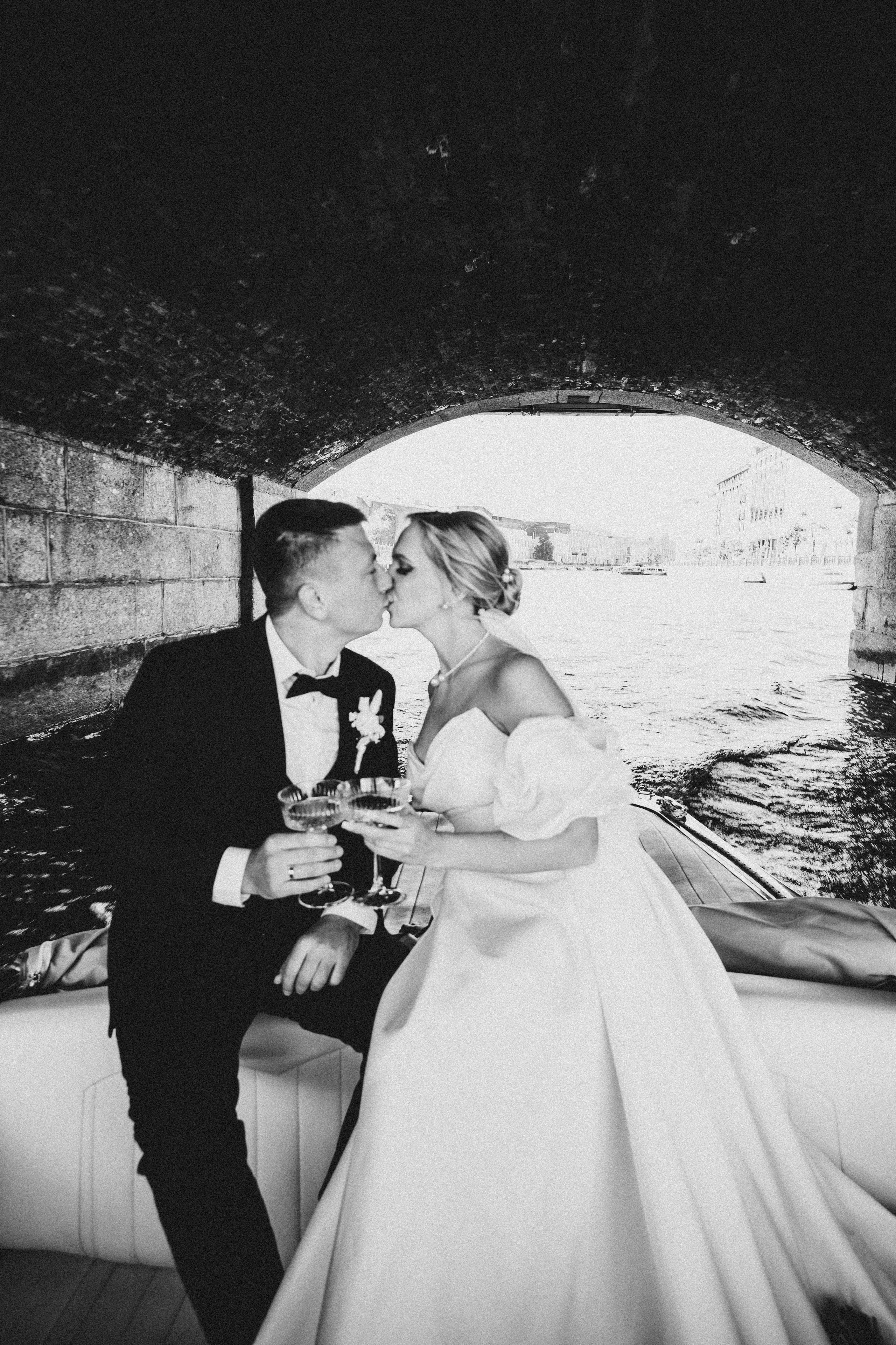 СВАДЕНБНАЯ СЬЕМКА НА КАТЕРЕ ПО КАНАЛАМ САНКТ-ПЕТЕРБУРГА И В АКВАТОРИИ НЕВЫ. Профессиональный фотограф, Санкт-Петербург — Виктория Богомолова