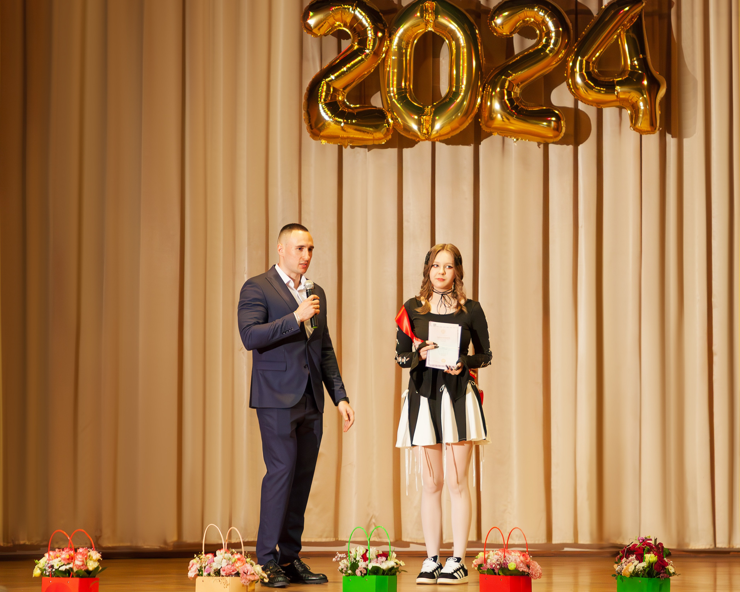 498 школа вручение дипломов, 2024. Выпускные альбомы и школьный фотограф в Подольске, Троицке, Щербинке, Москве и Московской области