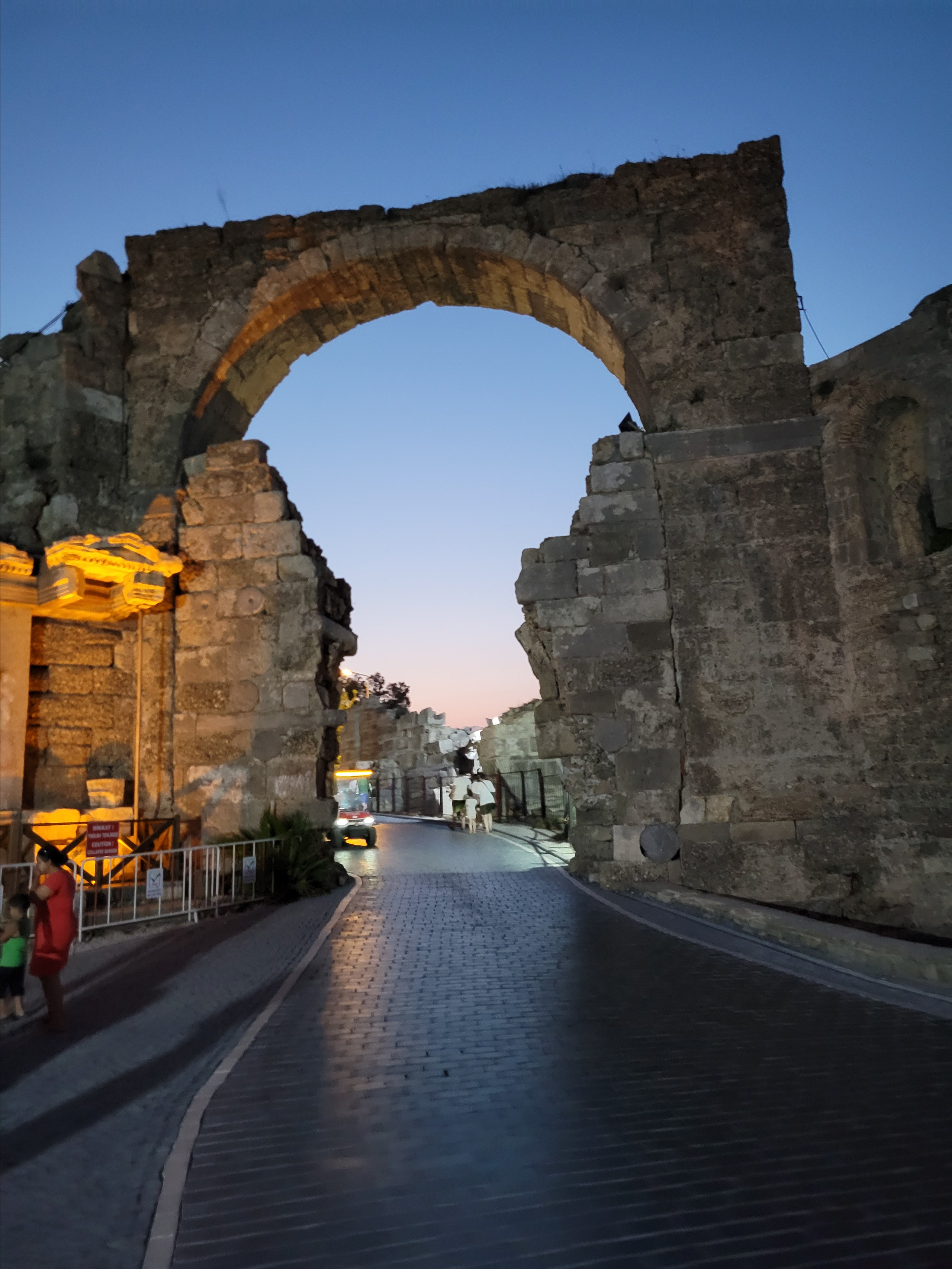 Кругом развалины древнеримских и древнегреческих построек