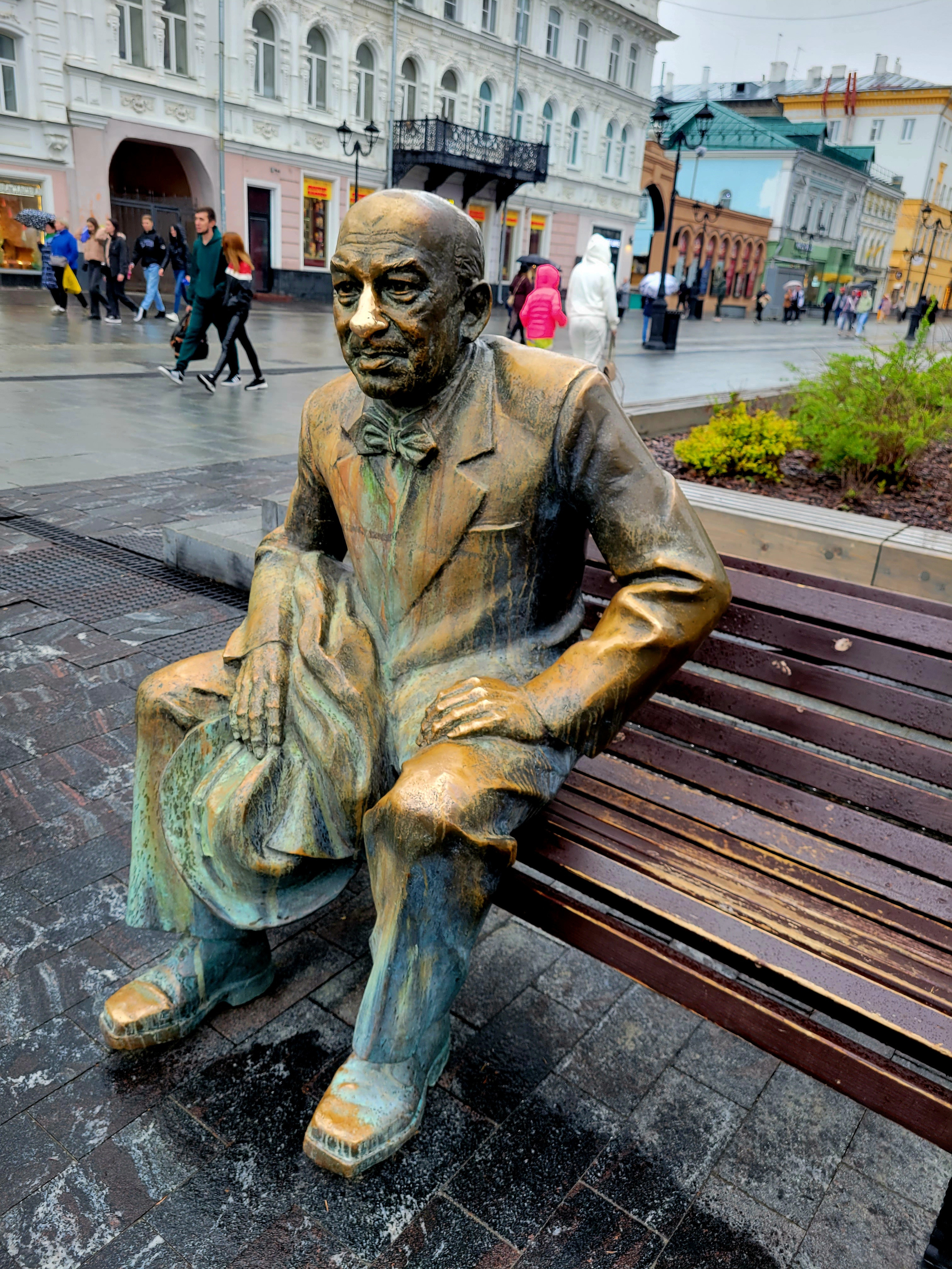 и рядом памятник Е.Евстигнееву