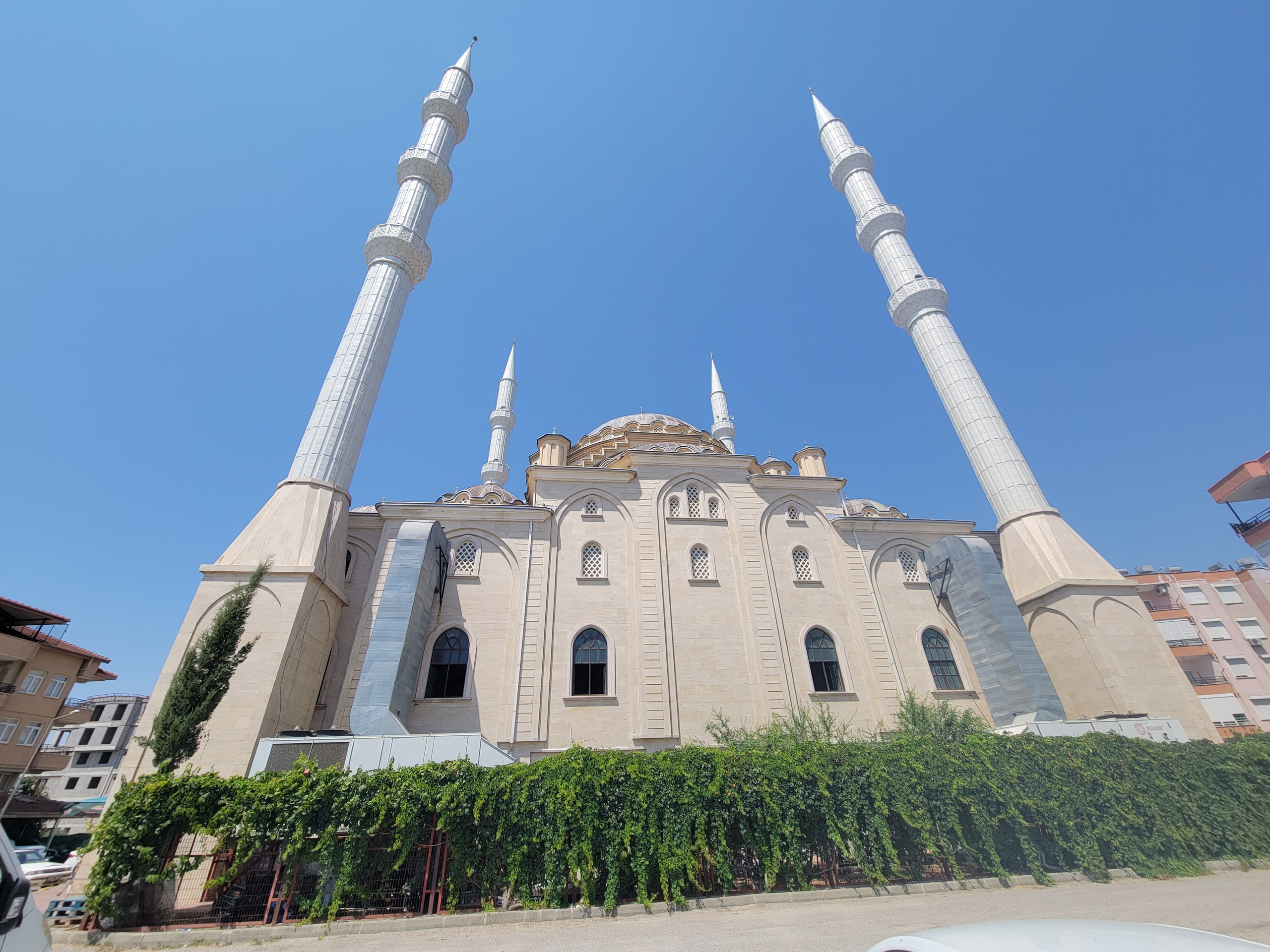 Мечеть впечатляет размерами, прохладой и коврами на полу. 