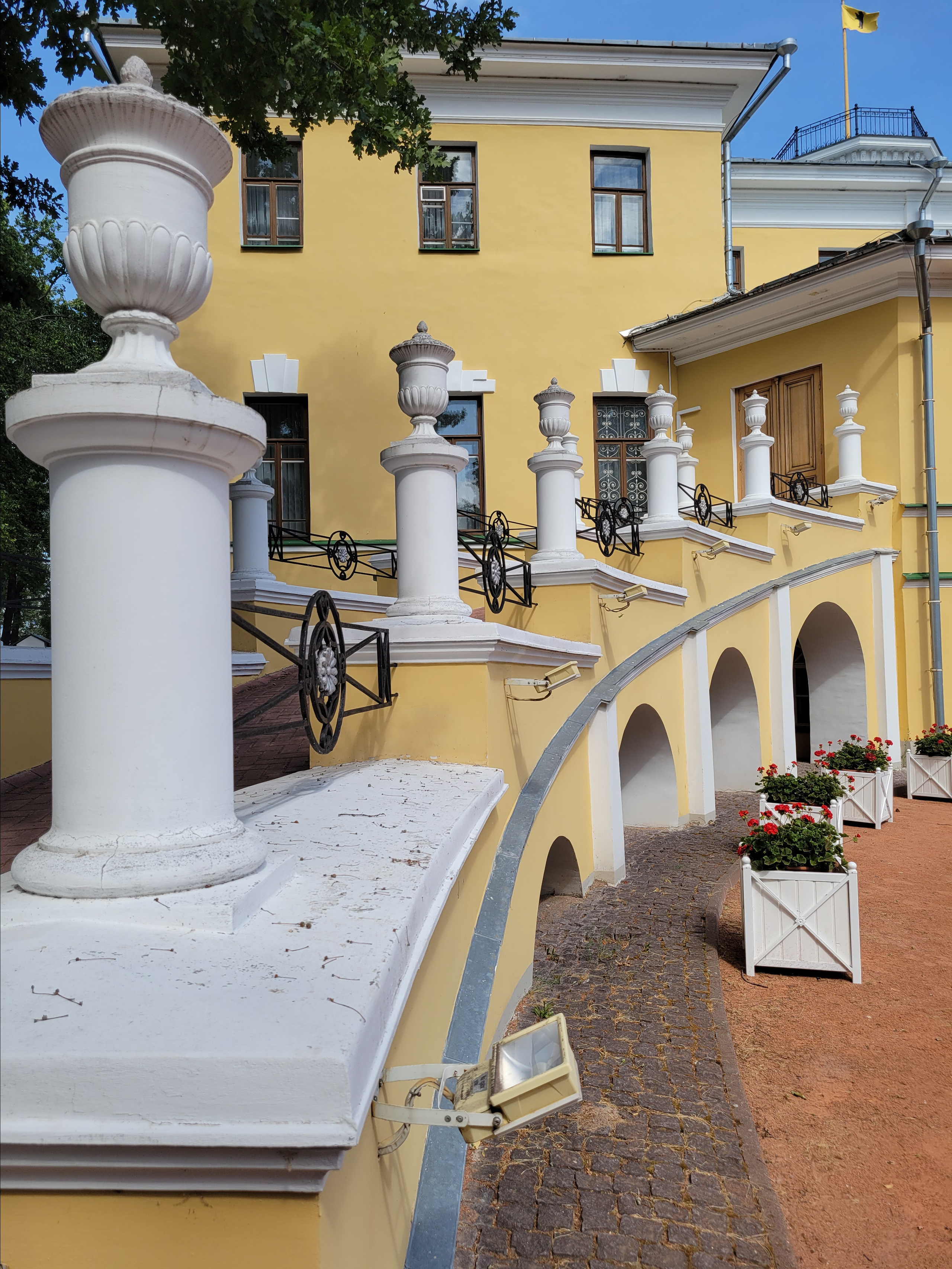 Ярославский художественный музей. Интересная коллекция. Небольшой музей, который интересно и неутомительно посетить в летнюю жару. Расположен в здании бывшего губернаторского дома