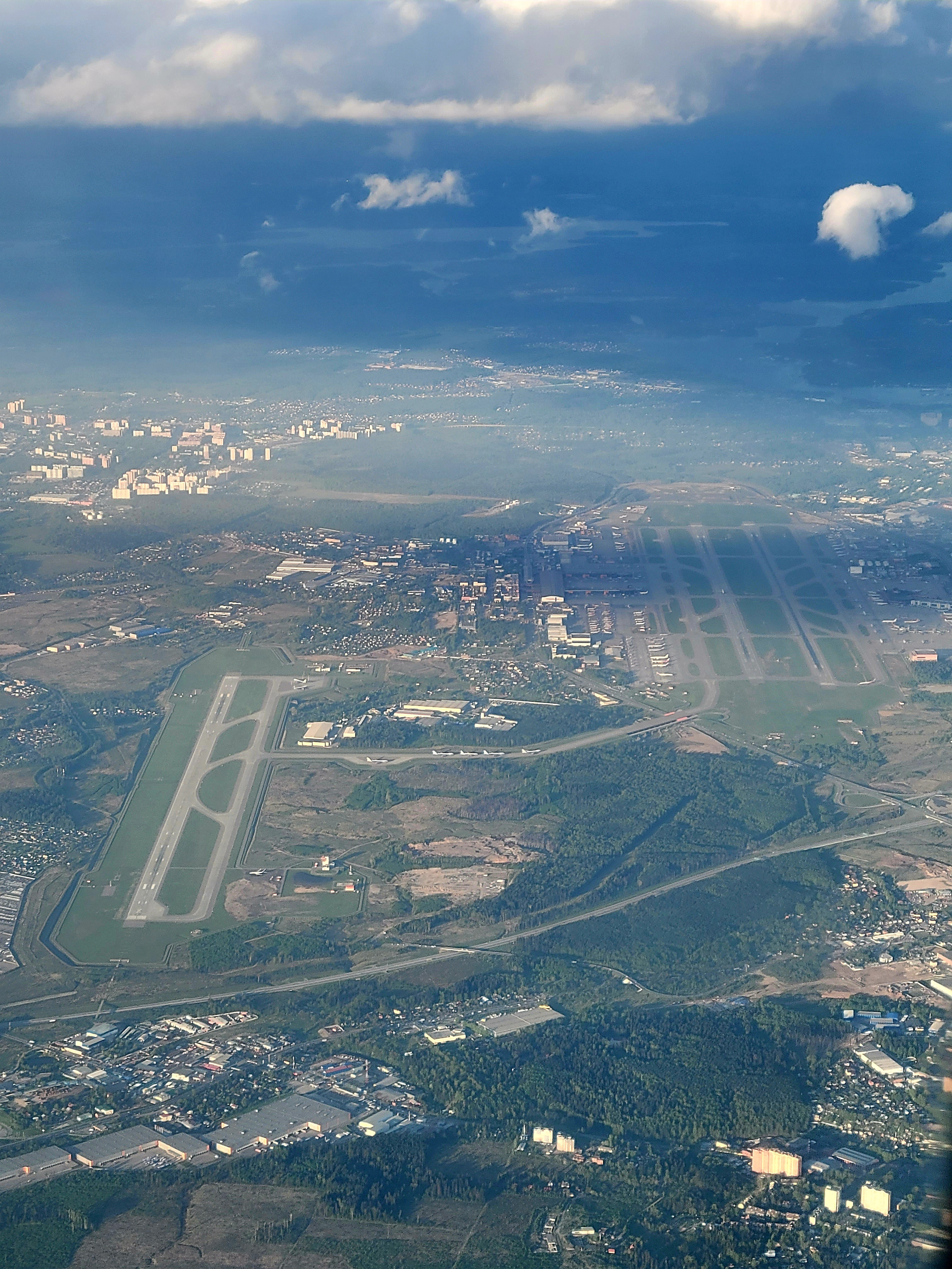 справа - две старые, слева и чуть впереди - новая, построенная перед Ковидом.