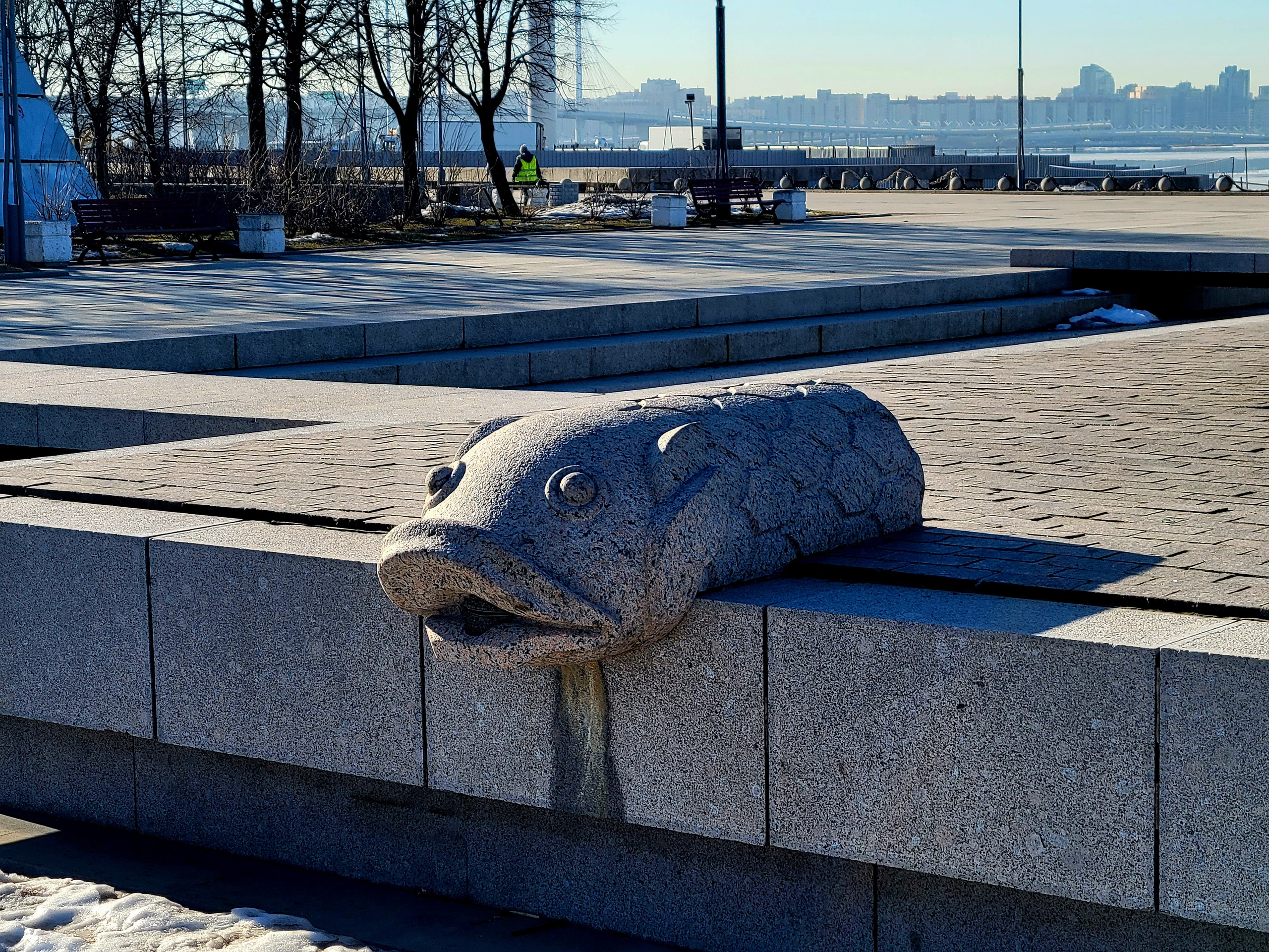 Непонятное что-то с головой - часть монумента