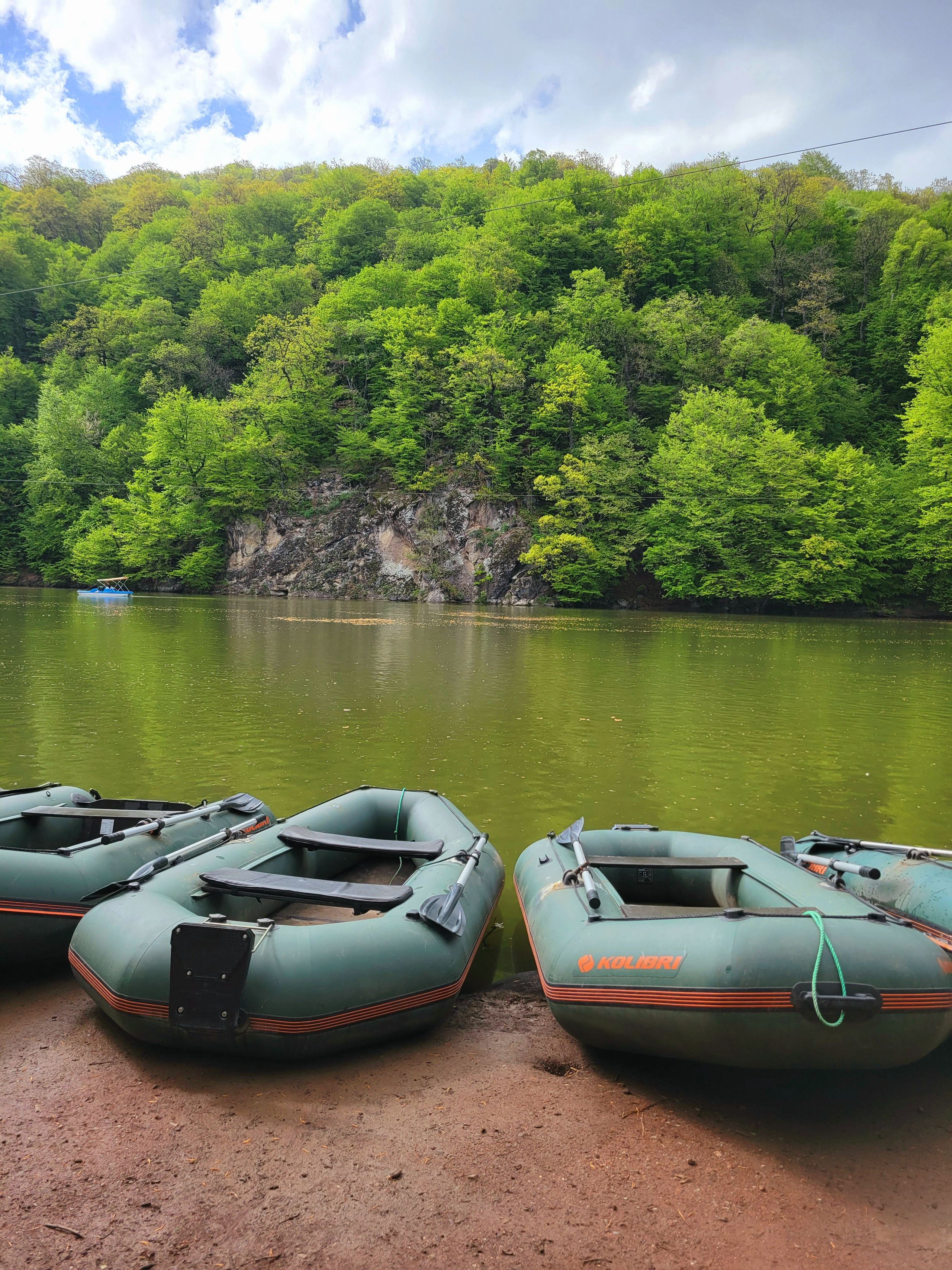 Вода чистая, питается из горных источников, но имеет зеленоватый оттенок.