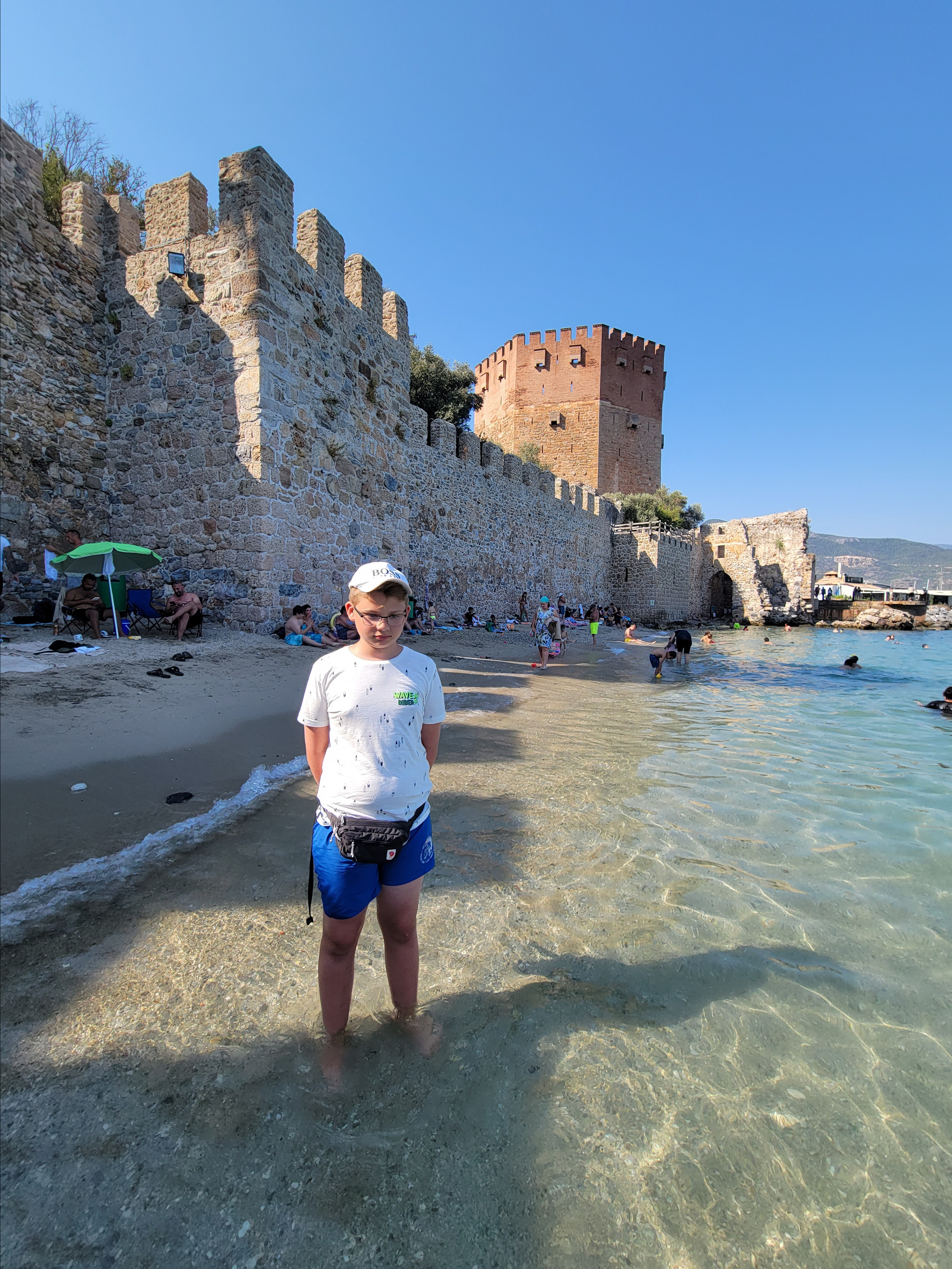 Прекрасный городской песчаный пляж без волн