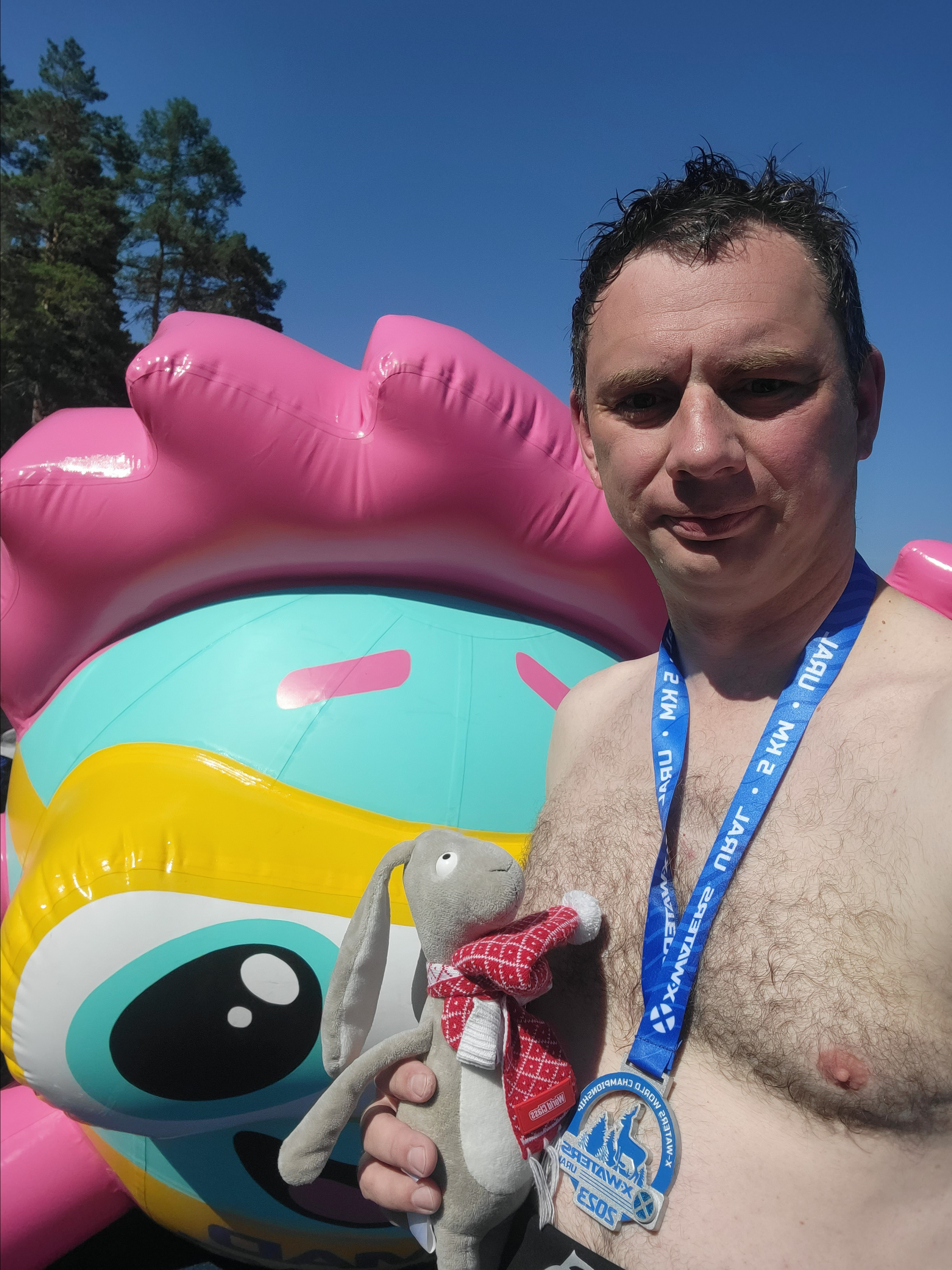 Утром, приехав в 6.20 на стоянку возле озера, пришлось сознаться. Отправил Макса на старт 10 км к 7 утра, а сам переоделся и в 7.05 уехал на старт 5ки, ждать Макса на середине трассы :) Макс сильно удивился, но отвлекся от предстартового волнения :)