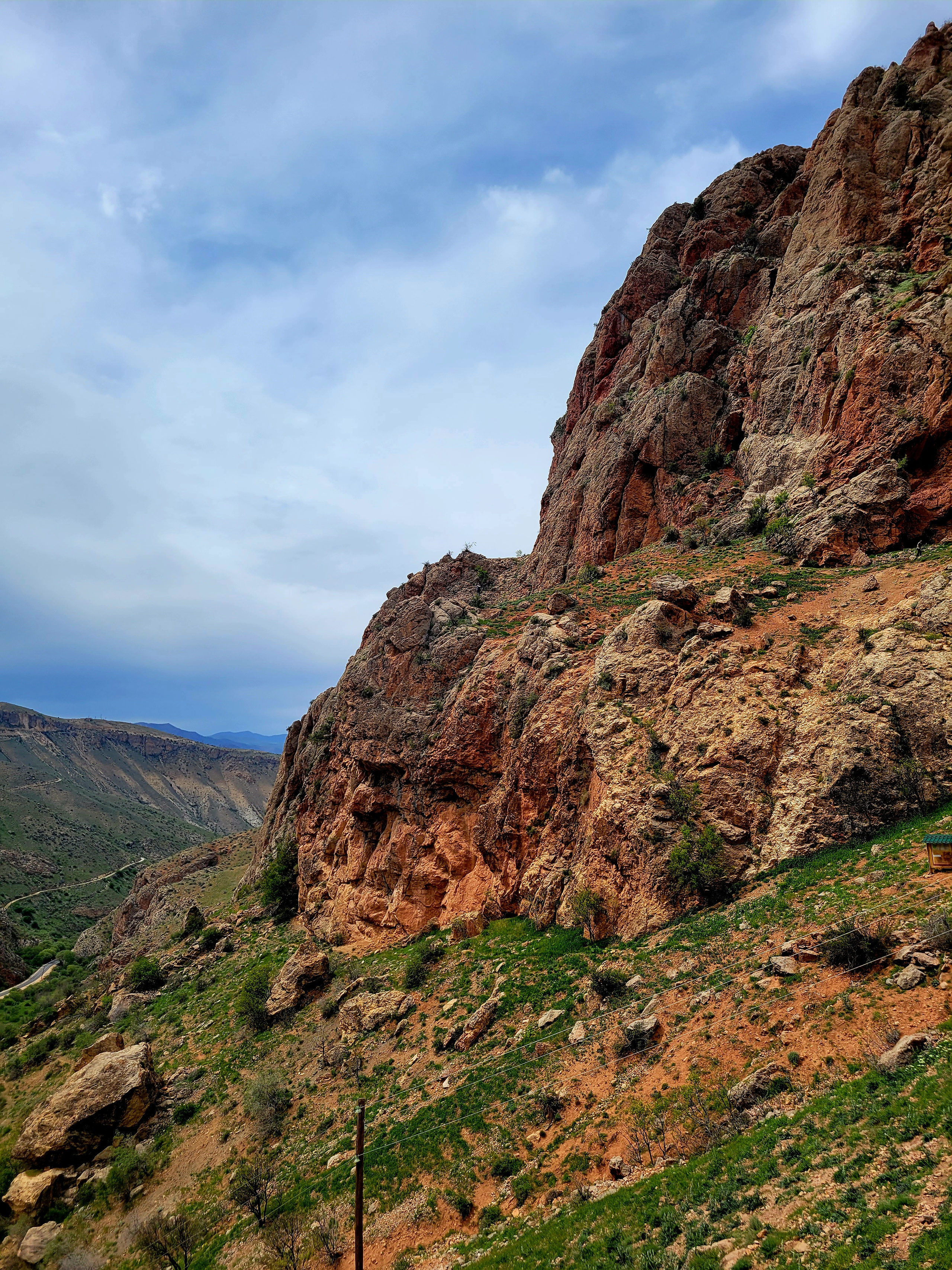 Дорога к монастырю пролегает по узкому ущелью