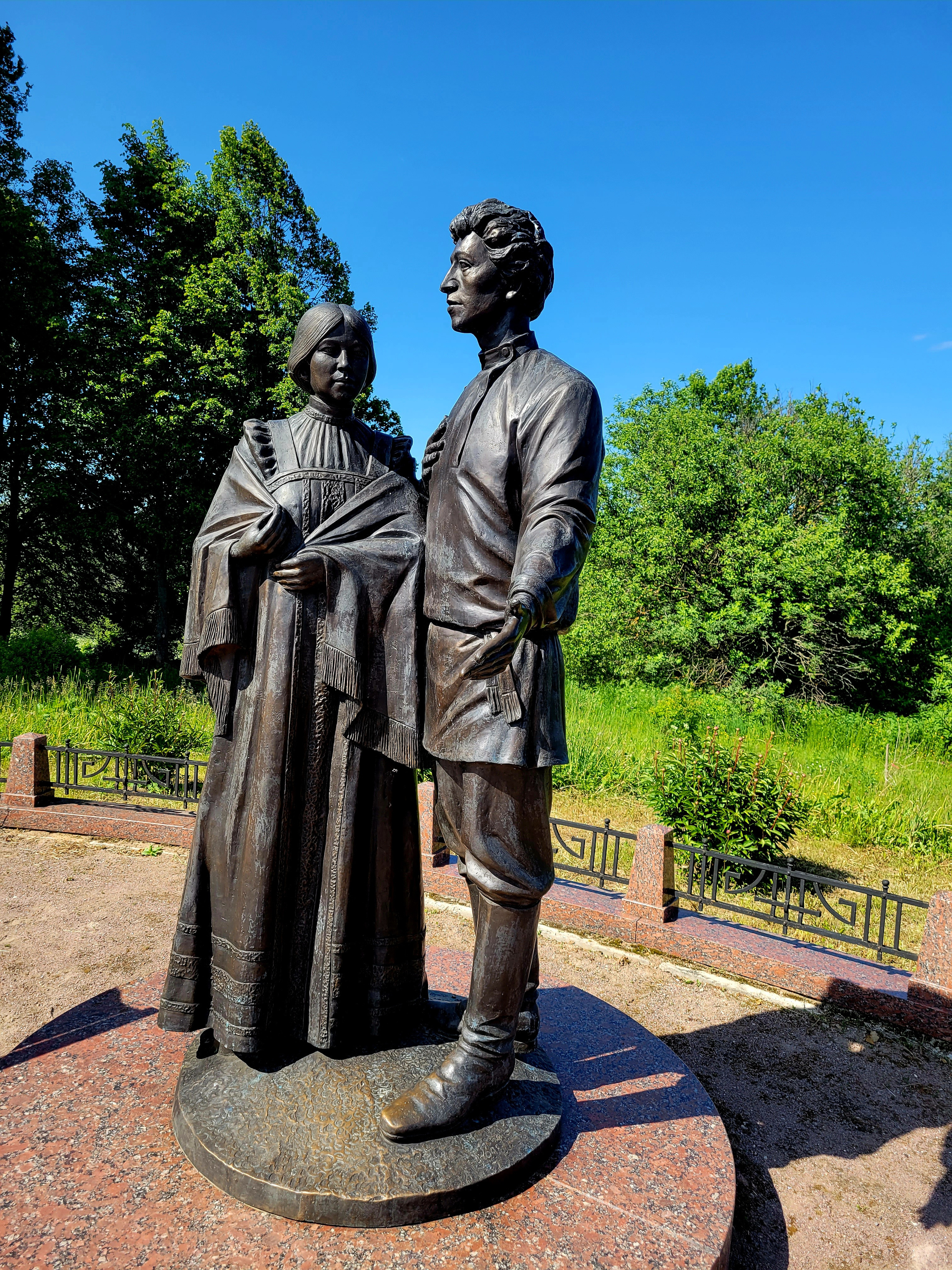 У церкви рядом стоит памятник Блоку и Менделеевой